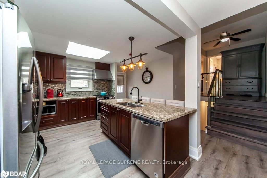 288 Centre St N