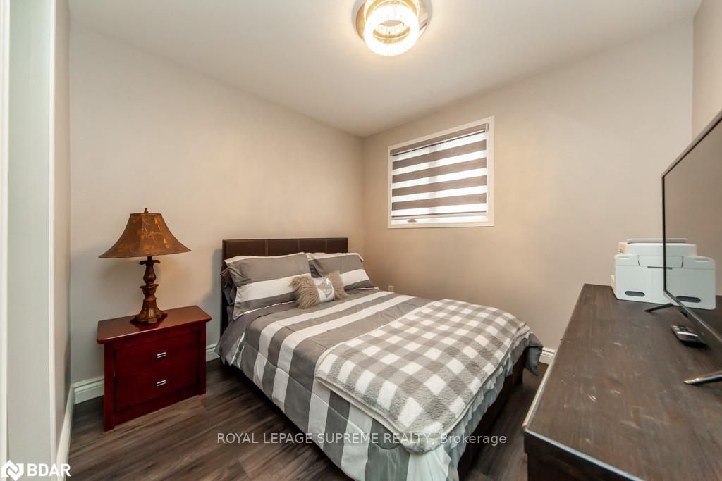 288 Centre St N