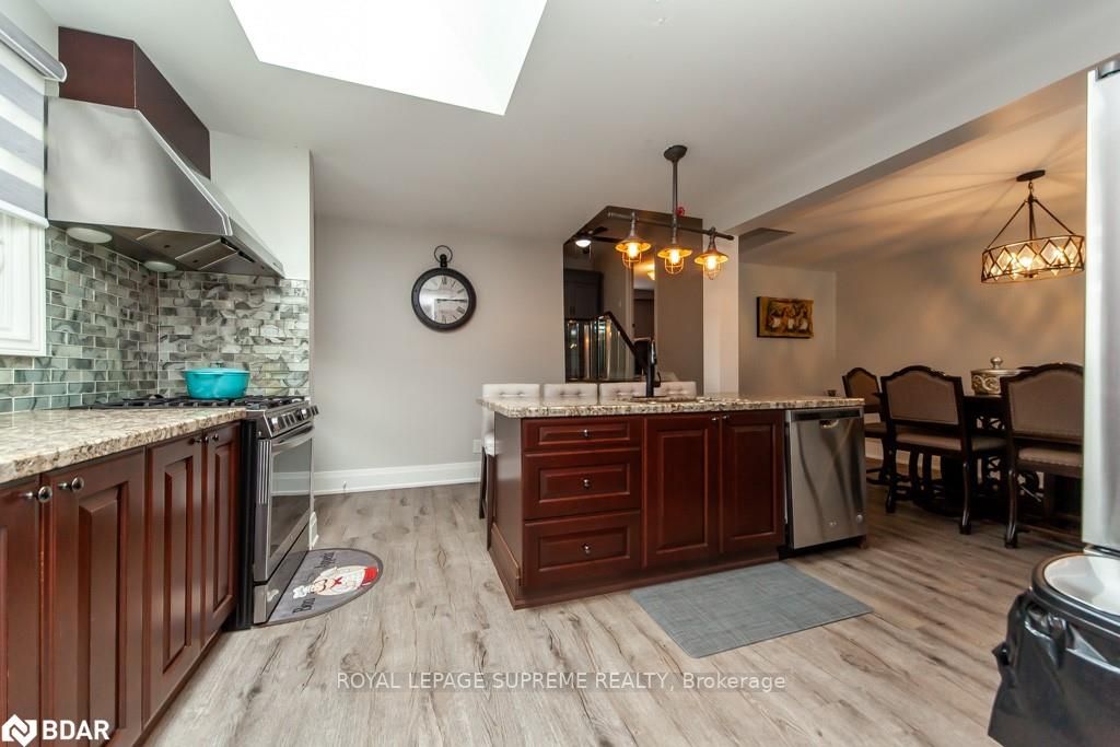 288 Centre St N