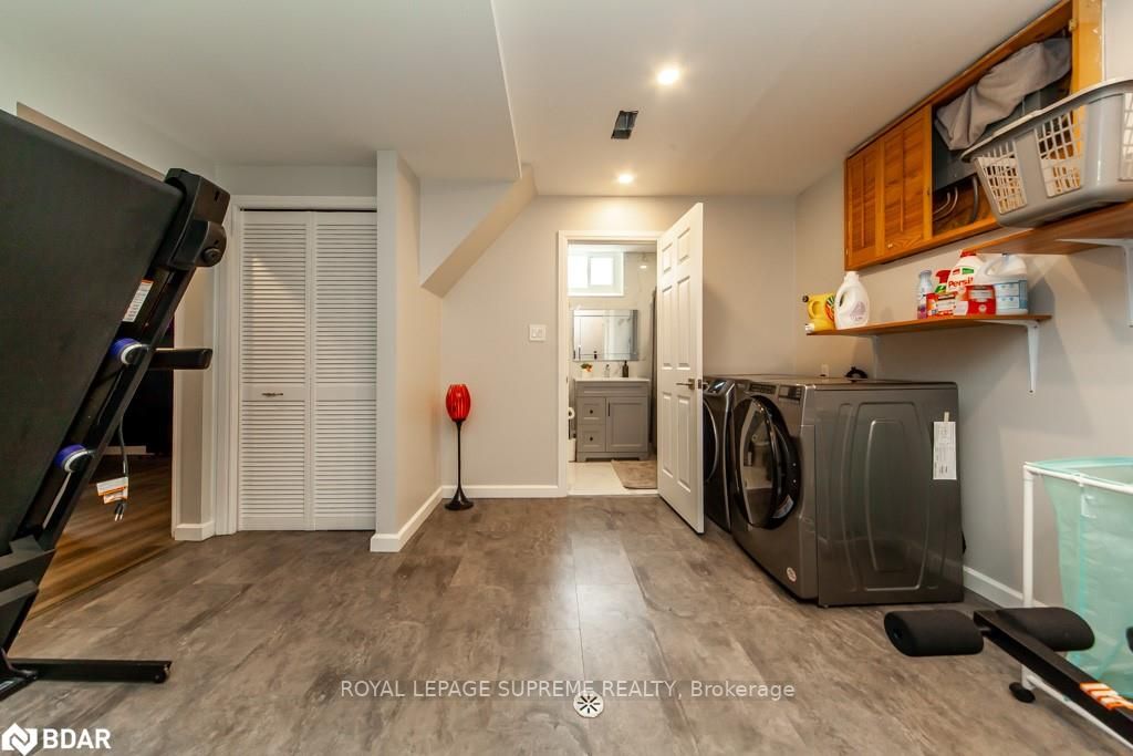 288 Centre St N
