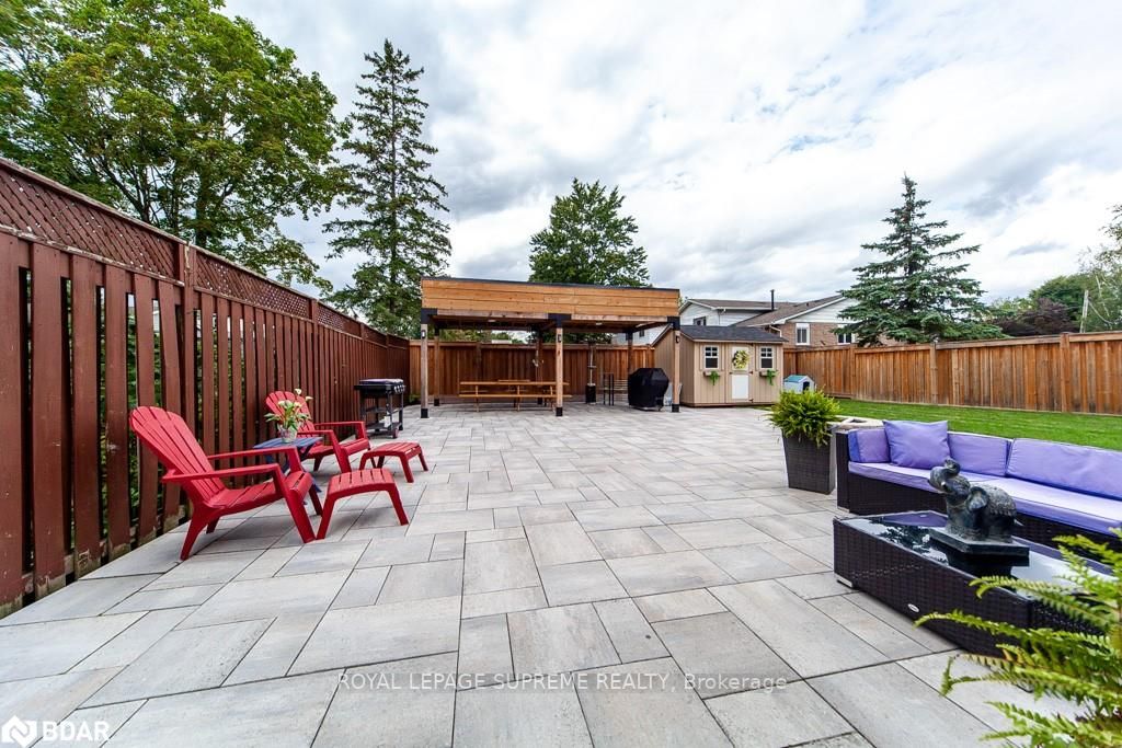 288 Centre St N