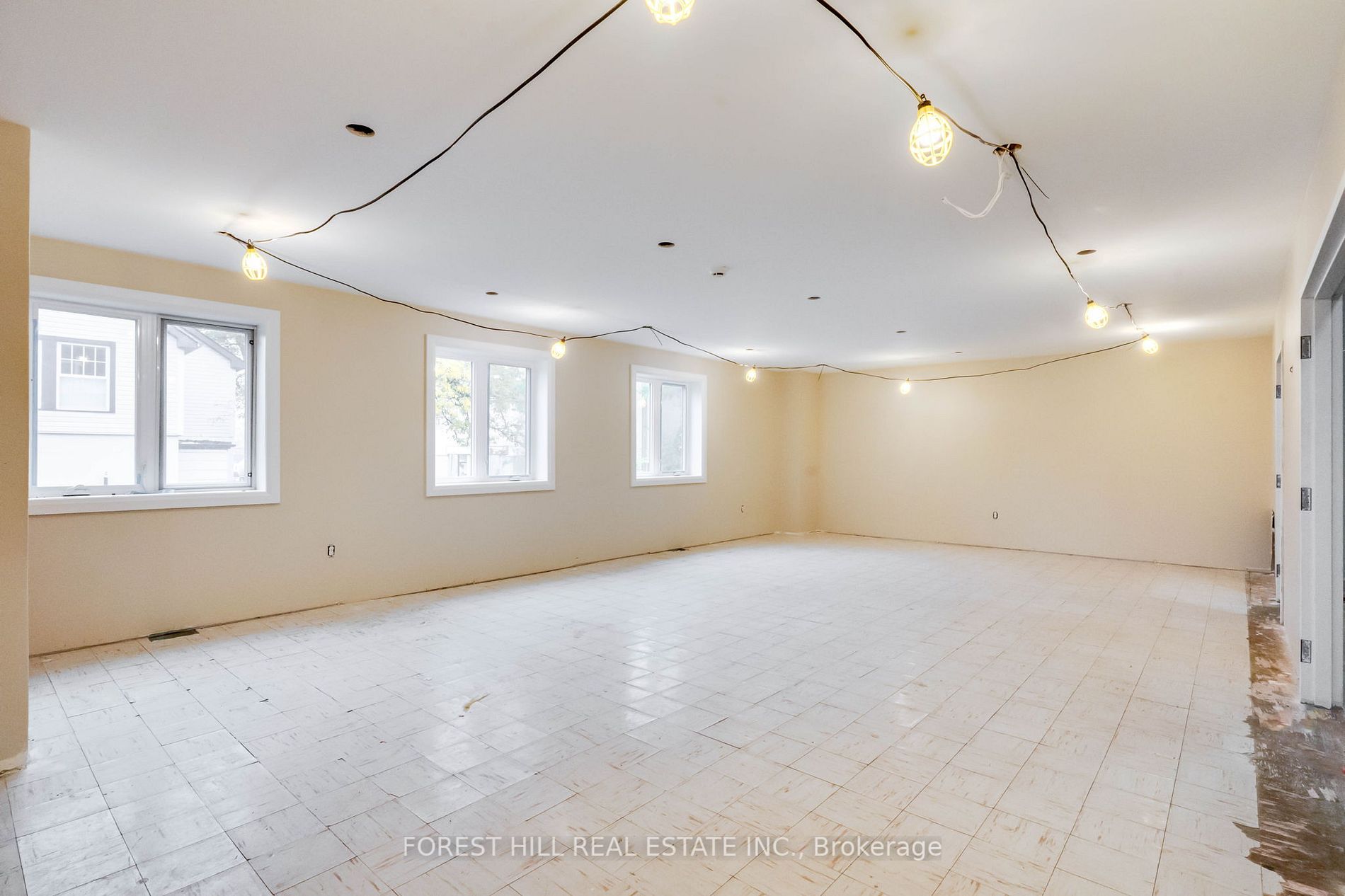 33 Wellington St E