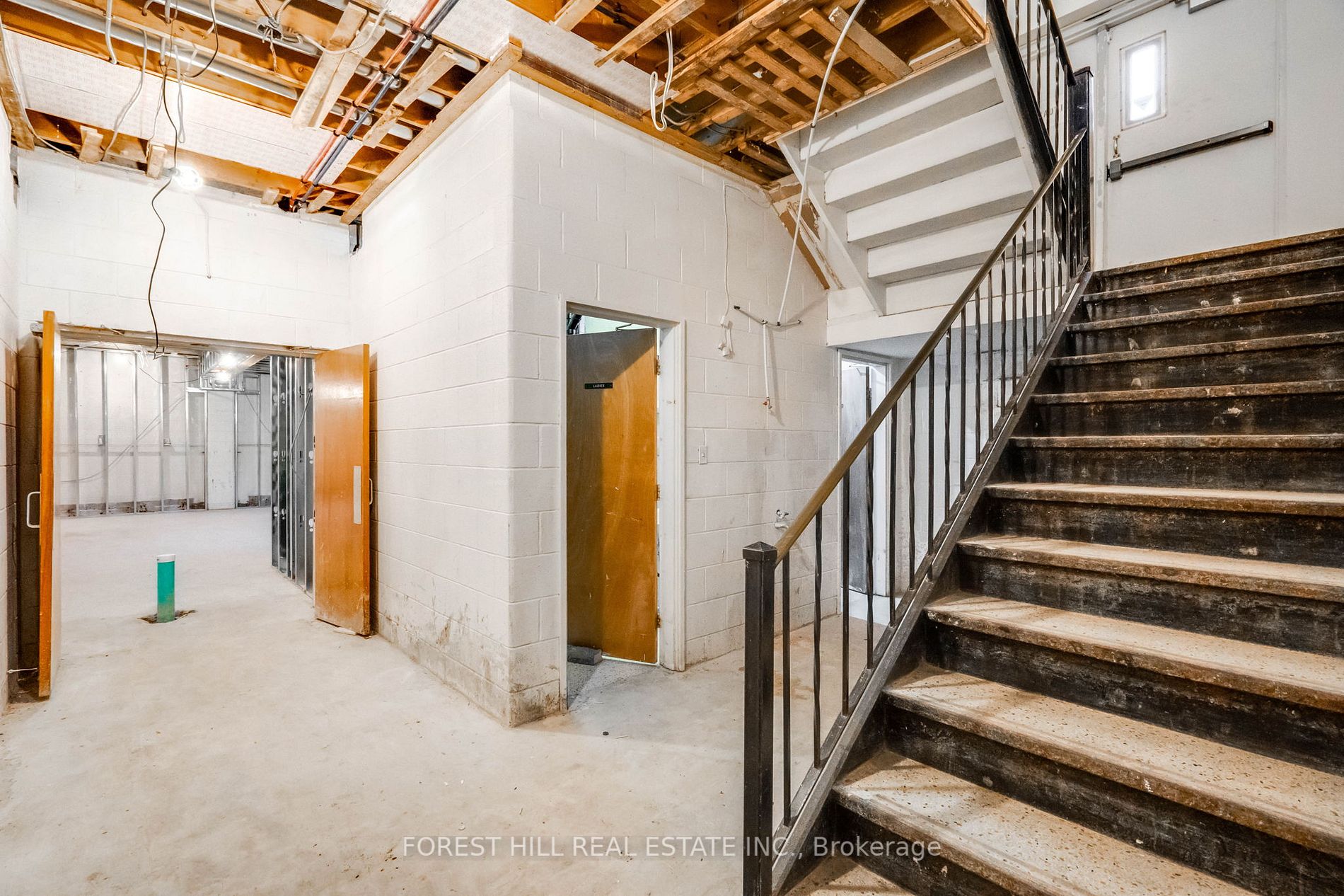 33 Wellington St E