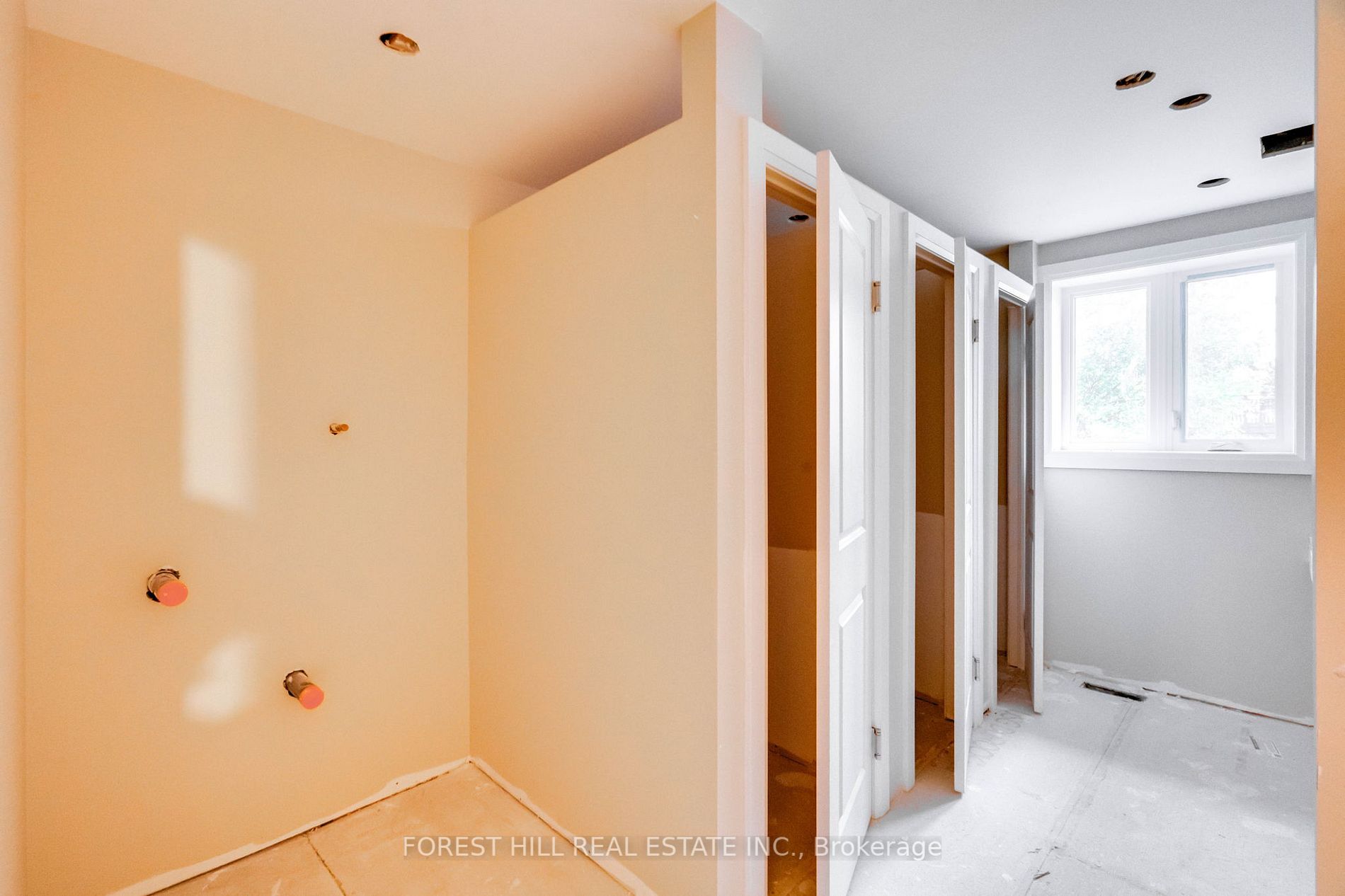 33 Wellington St E