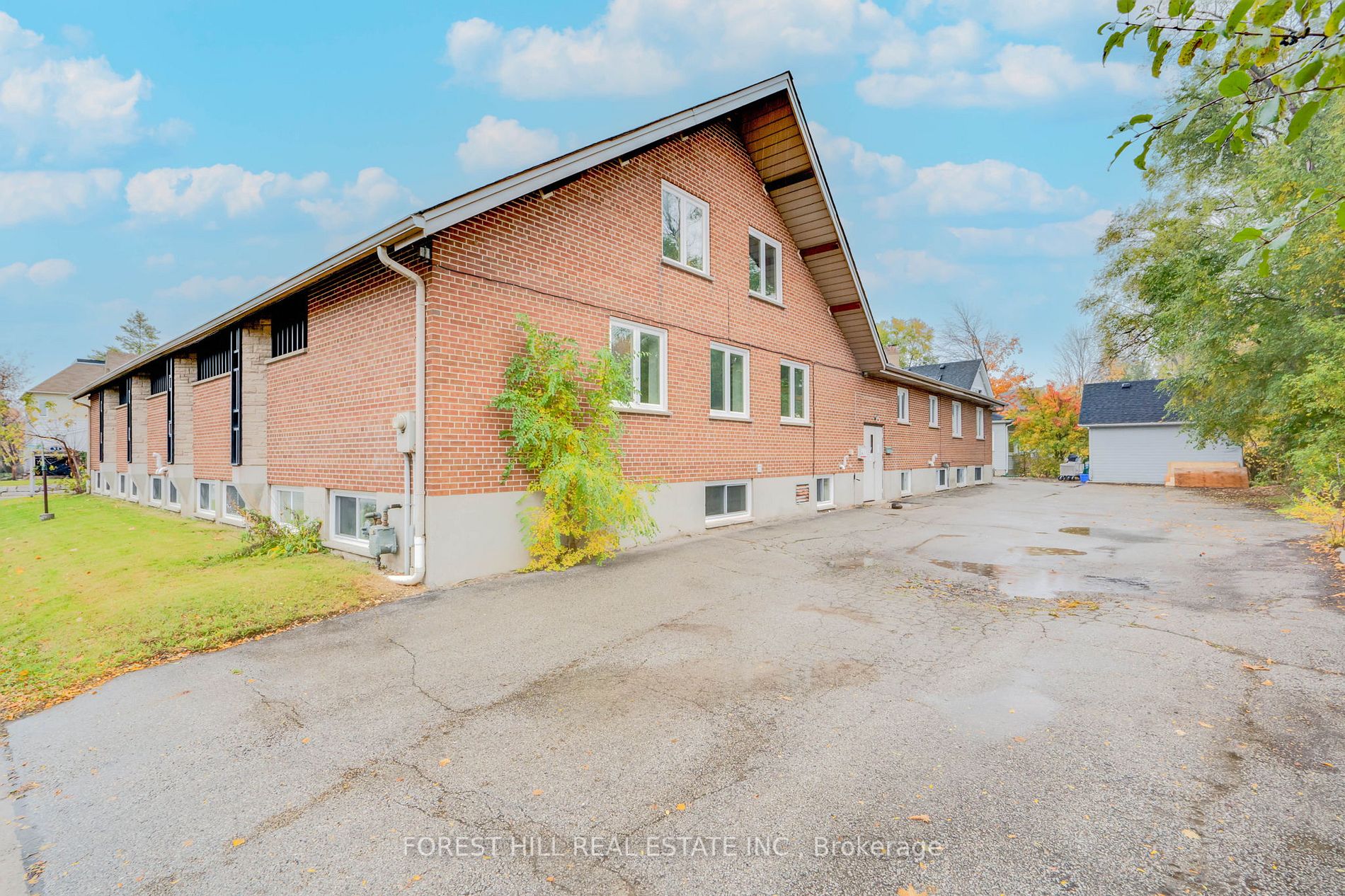 33 Wellington St E
