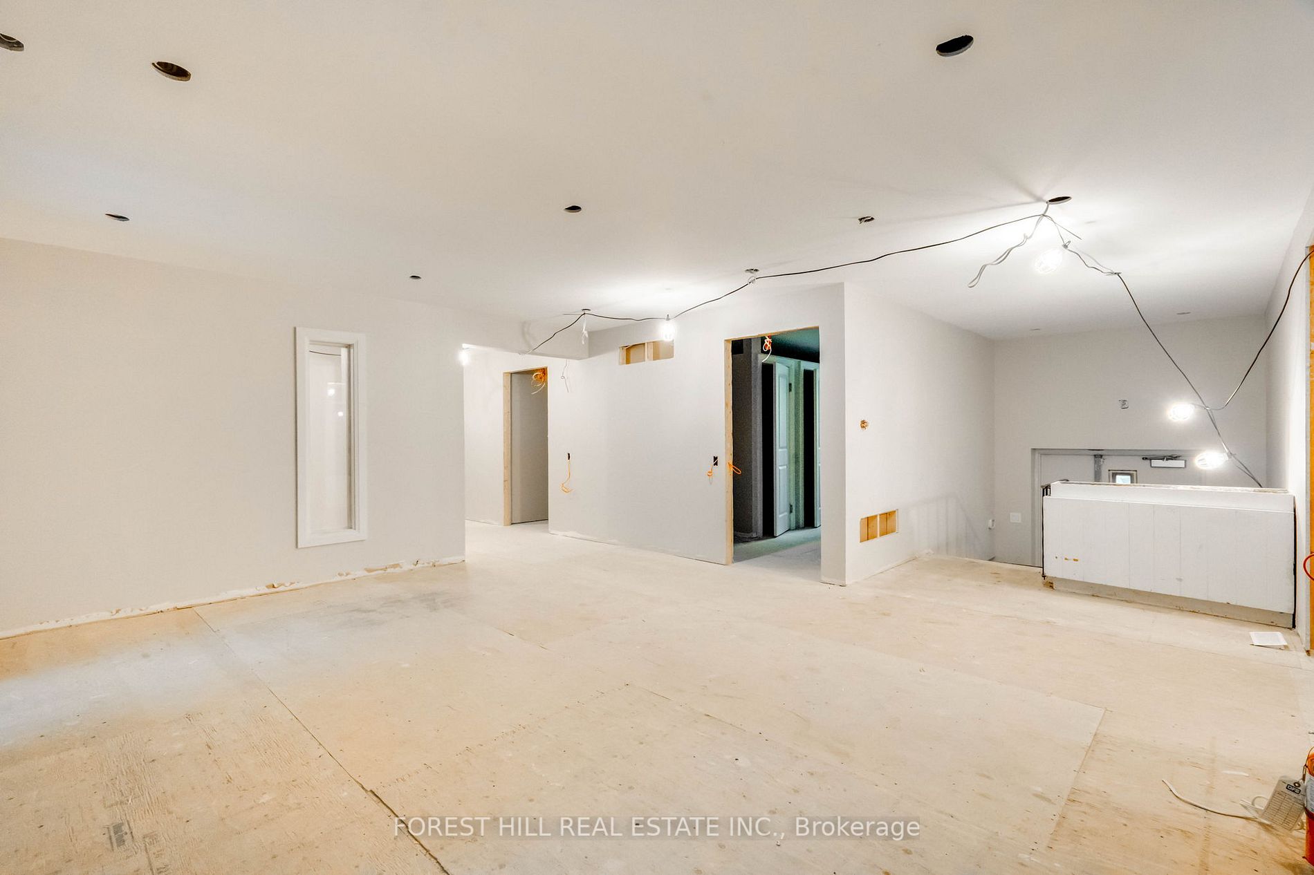 33 Wellington St E