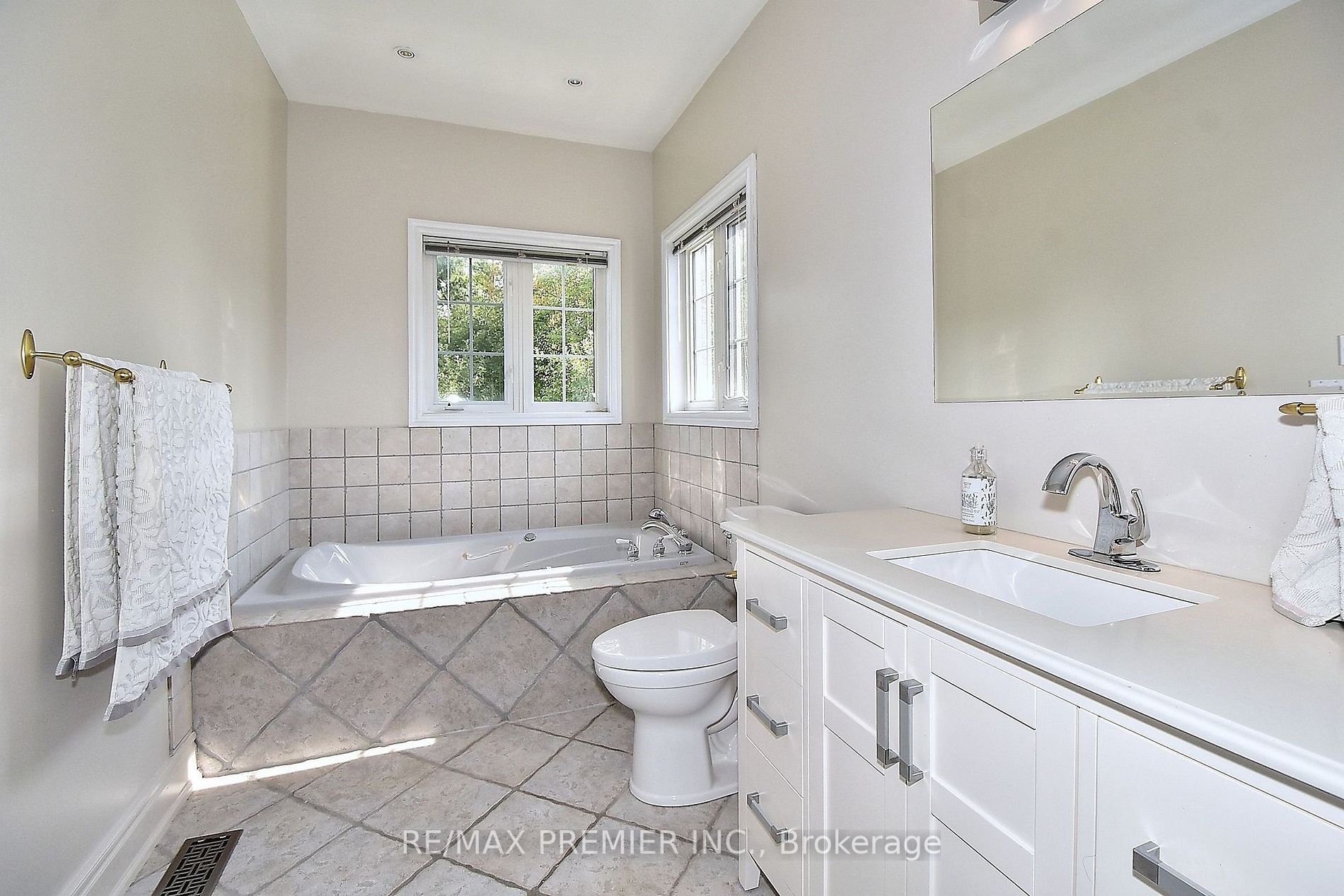 9661 Bathurst St