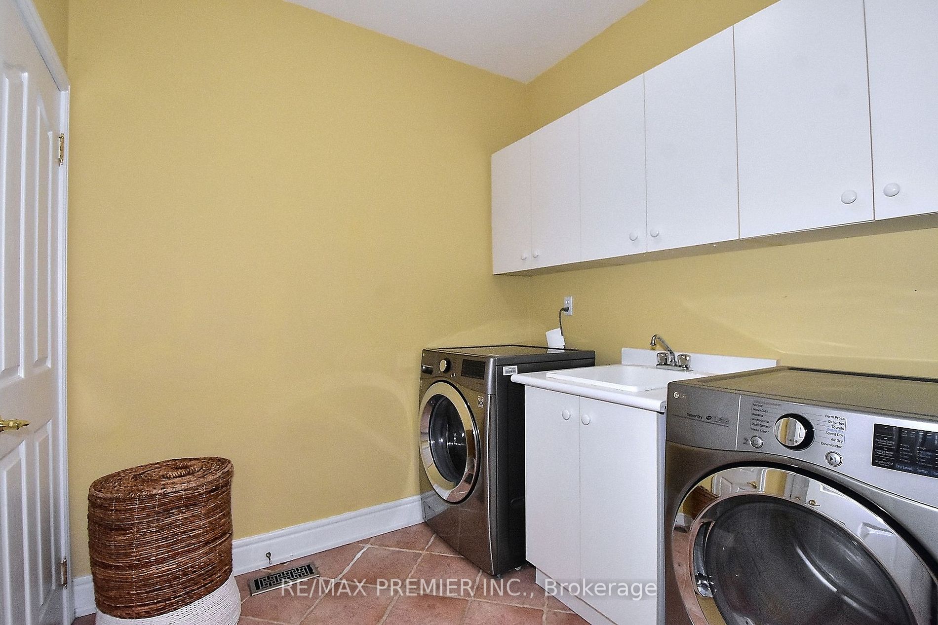 9661 Bathurst St
