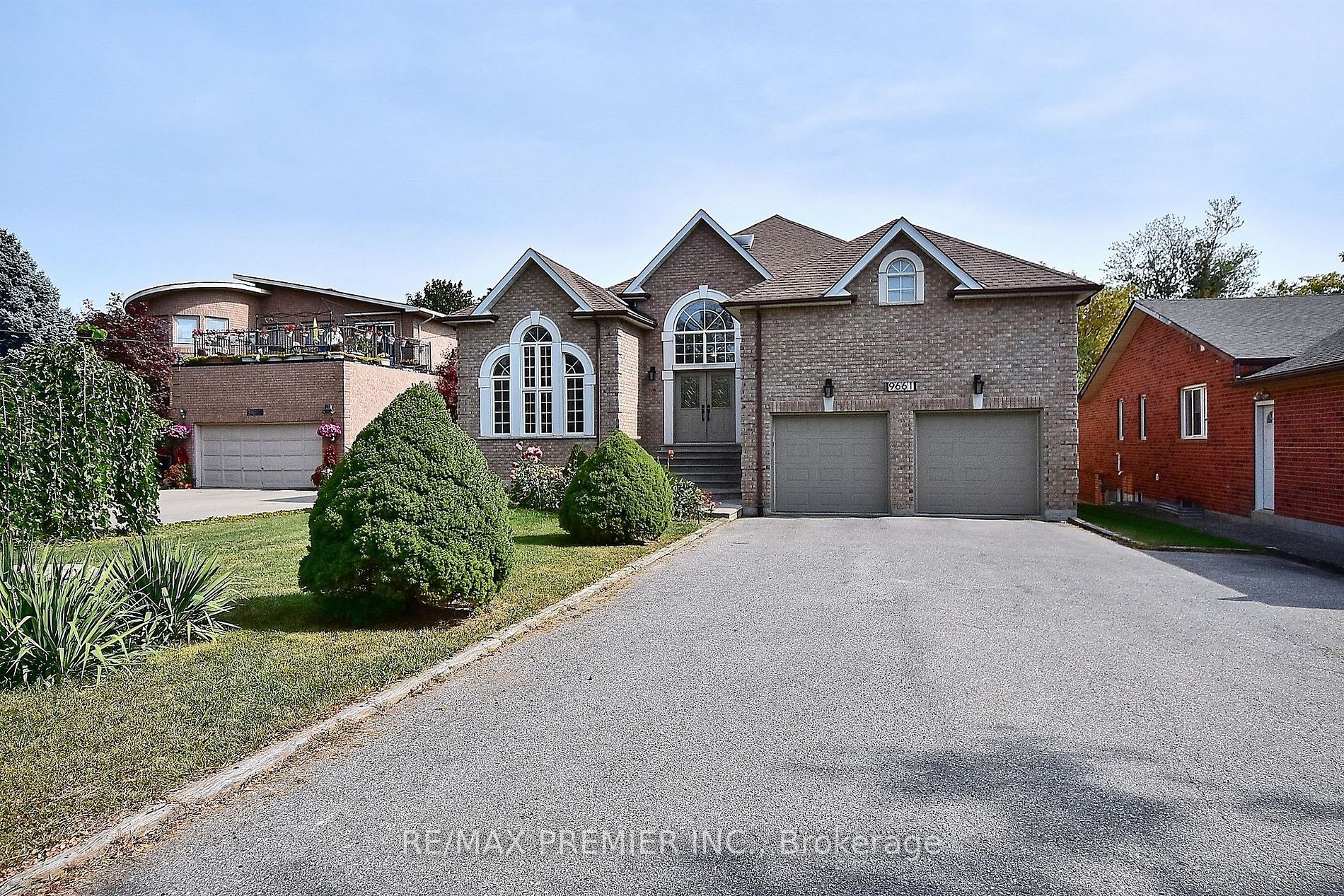 9661 Bathurst St