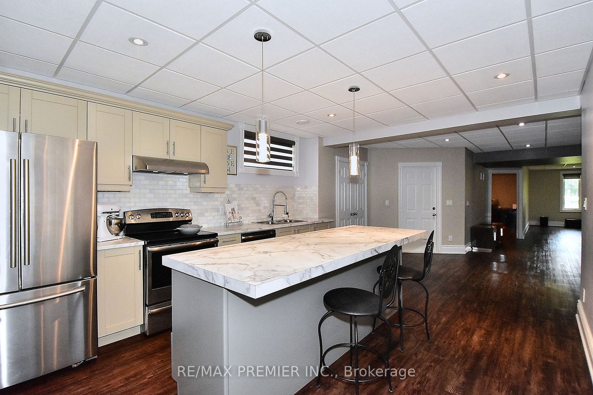 9661 Bathurst St