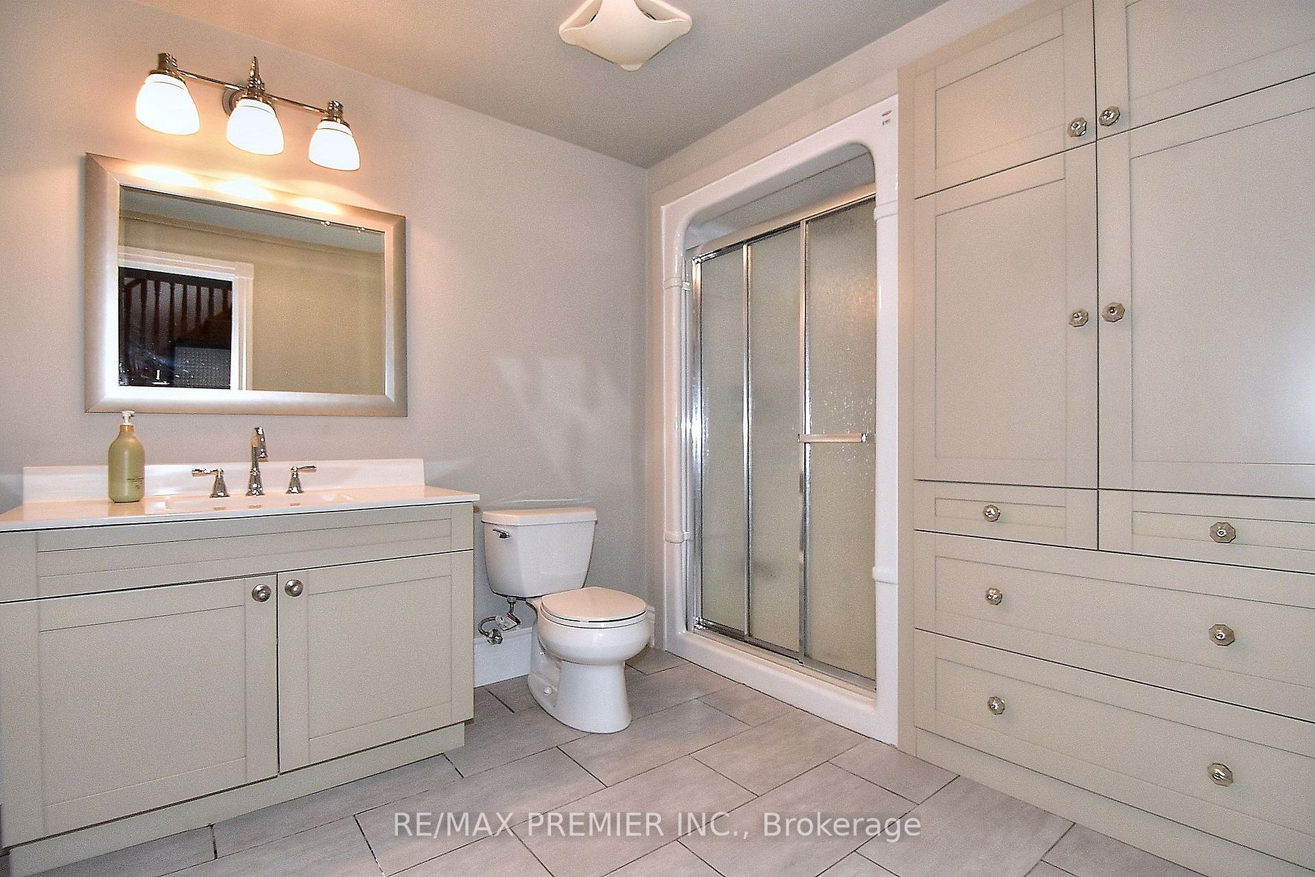 9661 Bathurst St