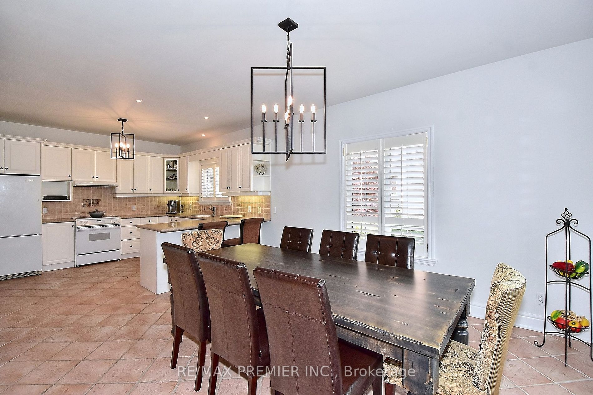 9661 Bathurst St