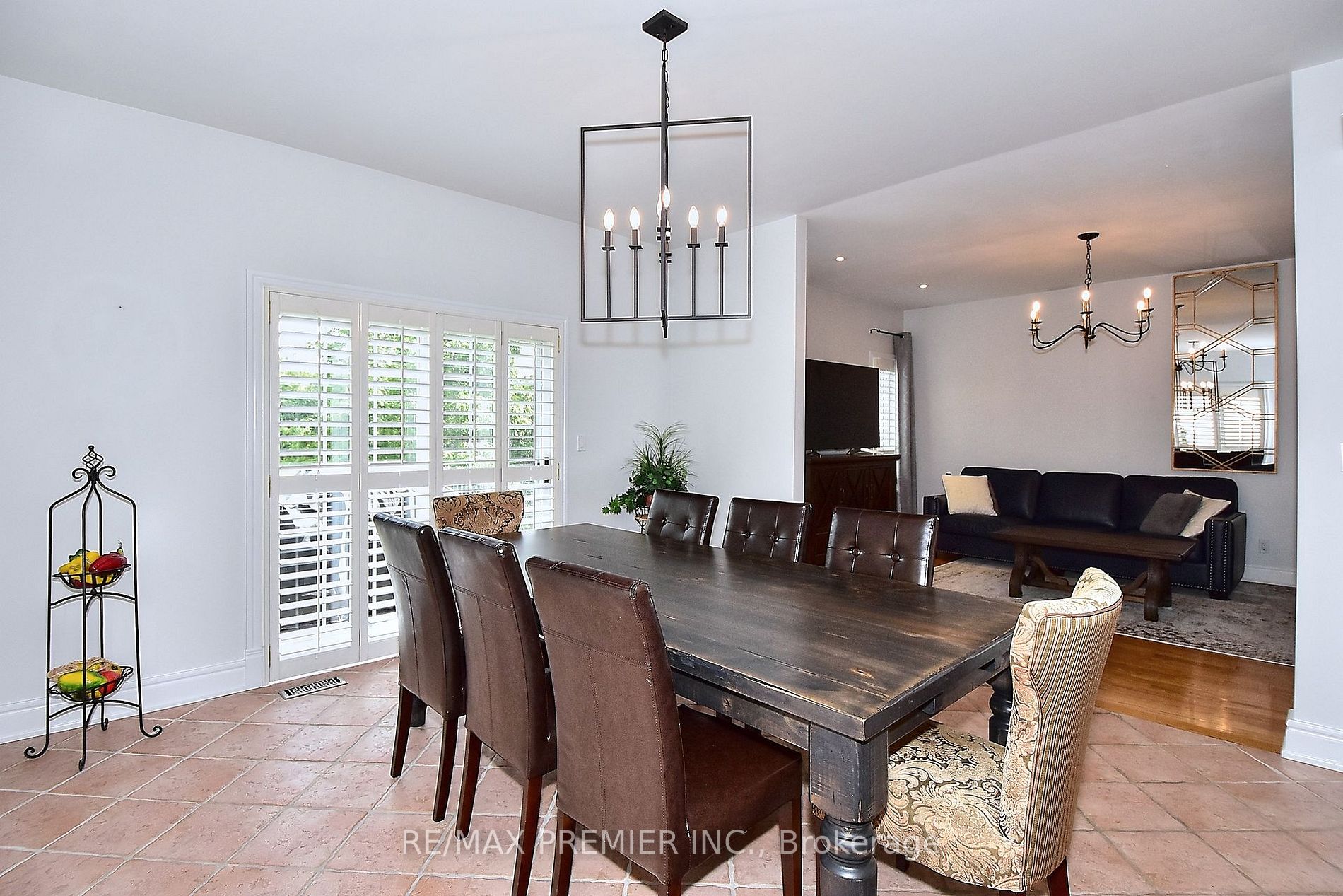 9661 Bathurst St