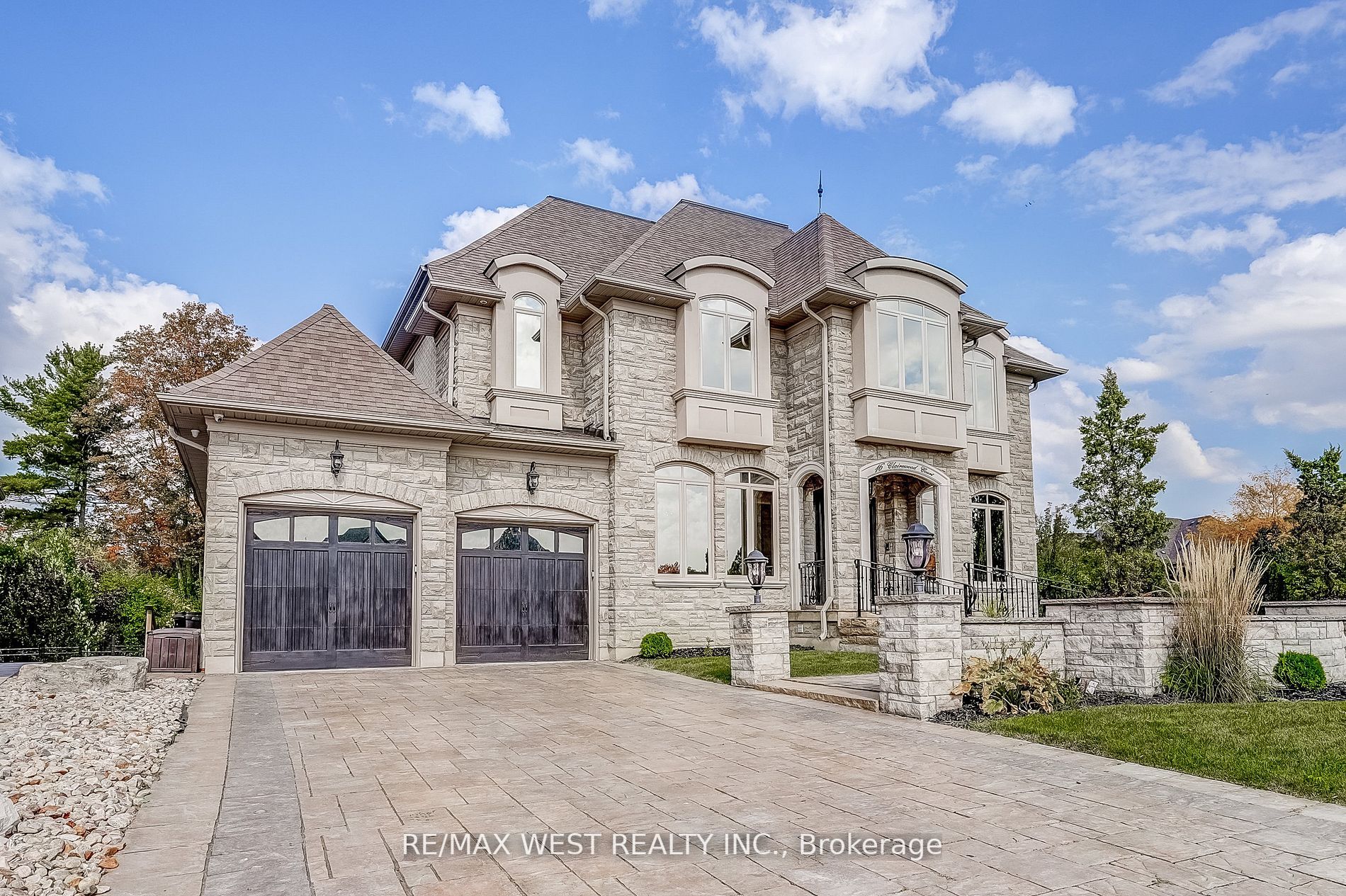 16 Clairewood Crt