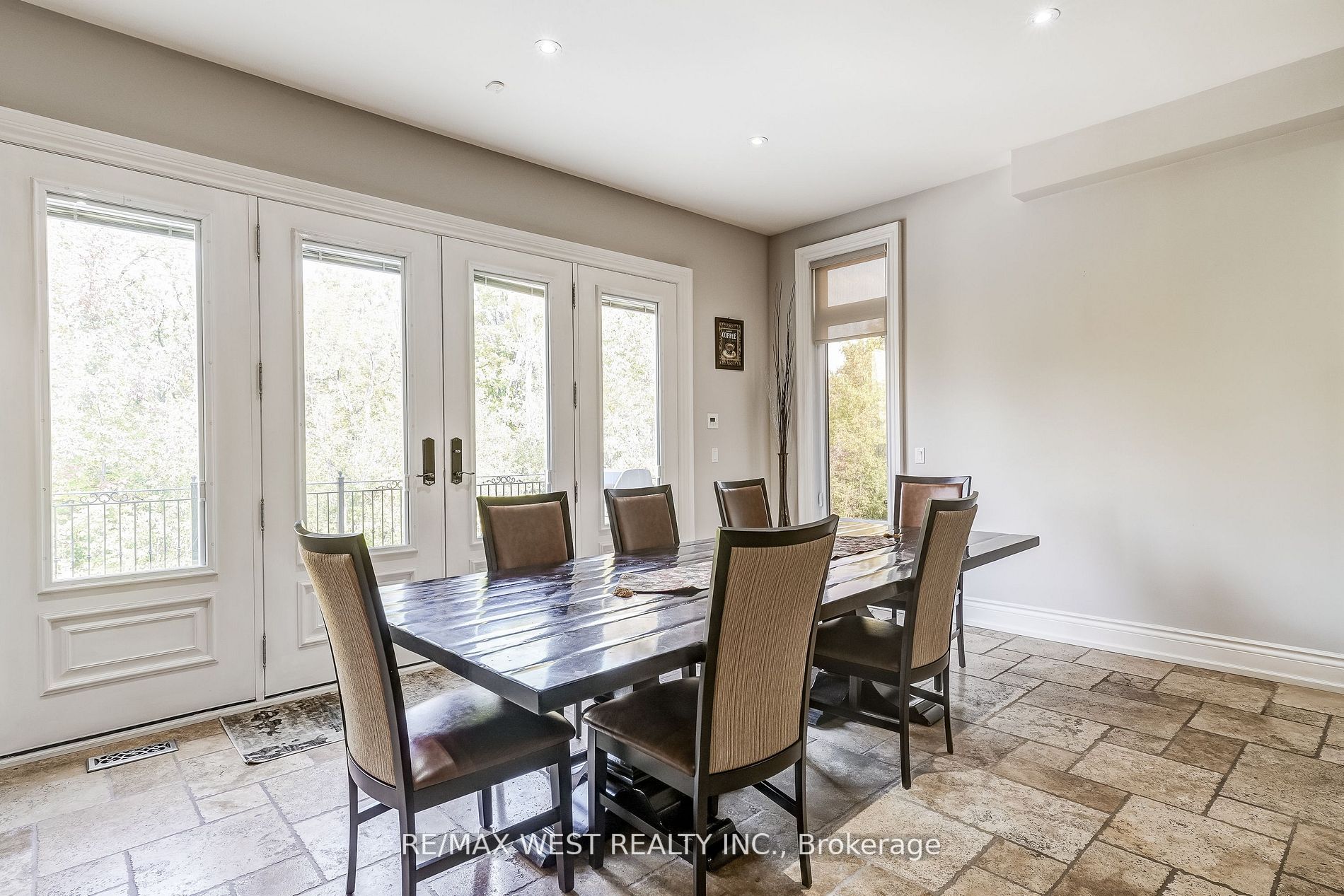 16 Clairewood Crt