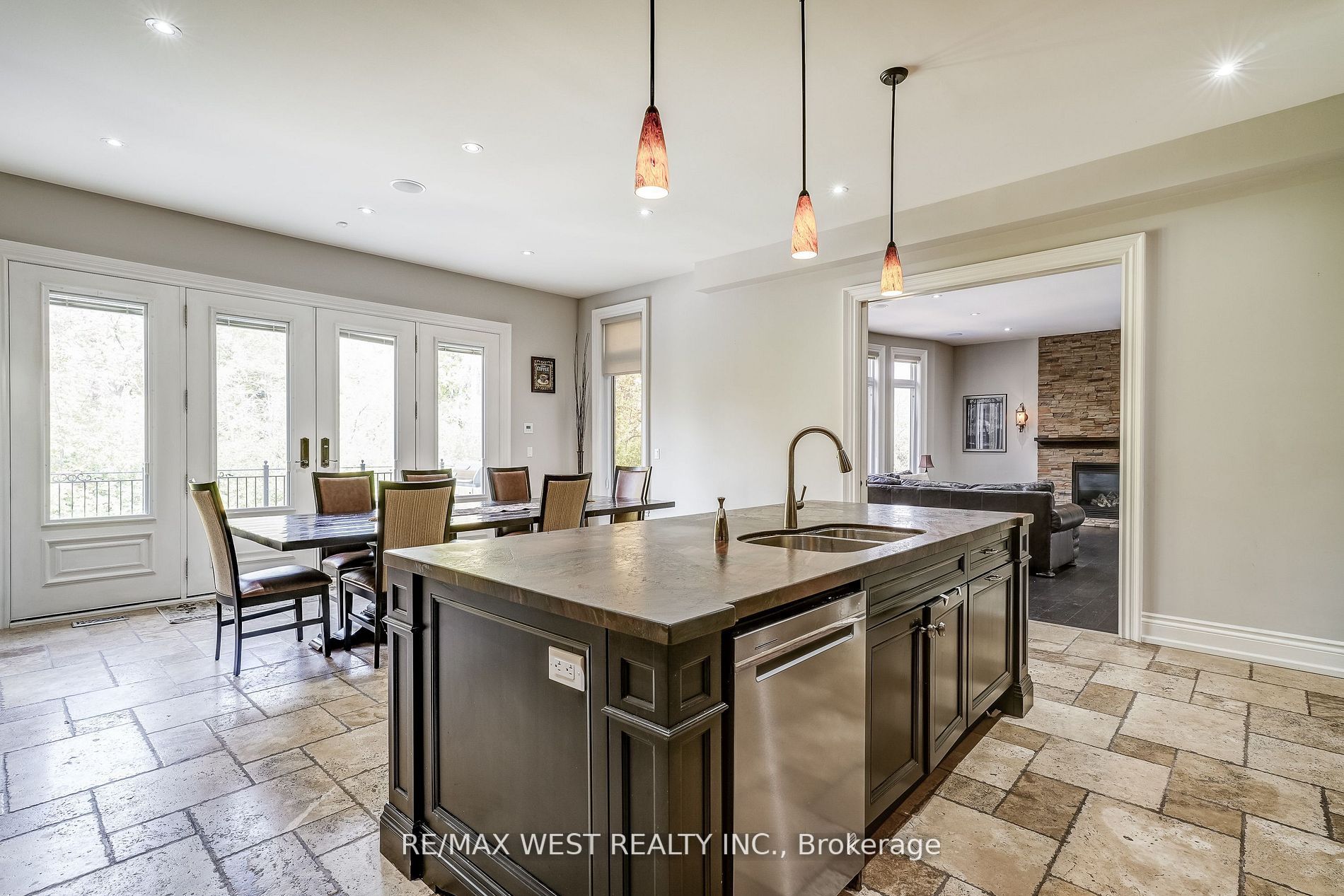 16 Clairewood Crt