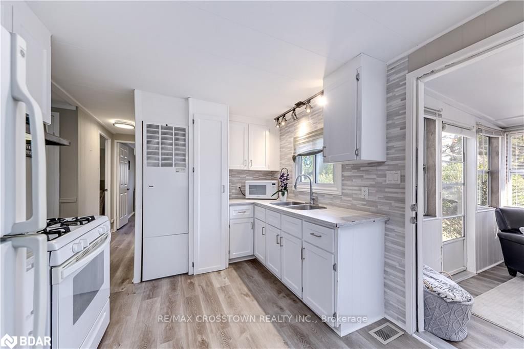 39 Flora Dr