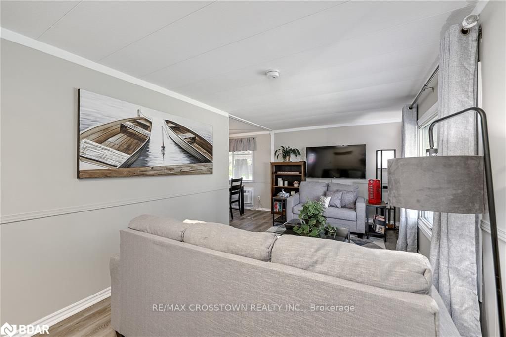 39 Flora Dr