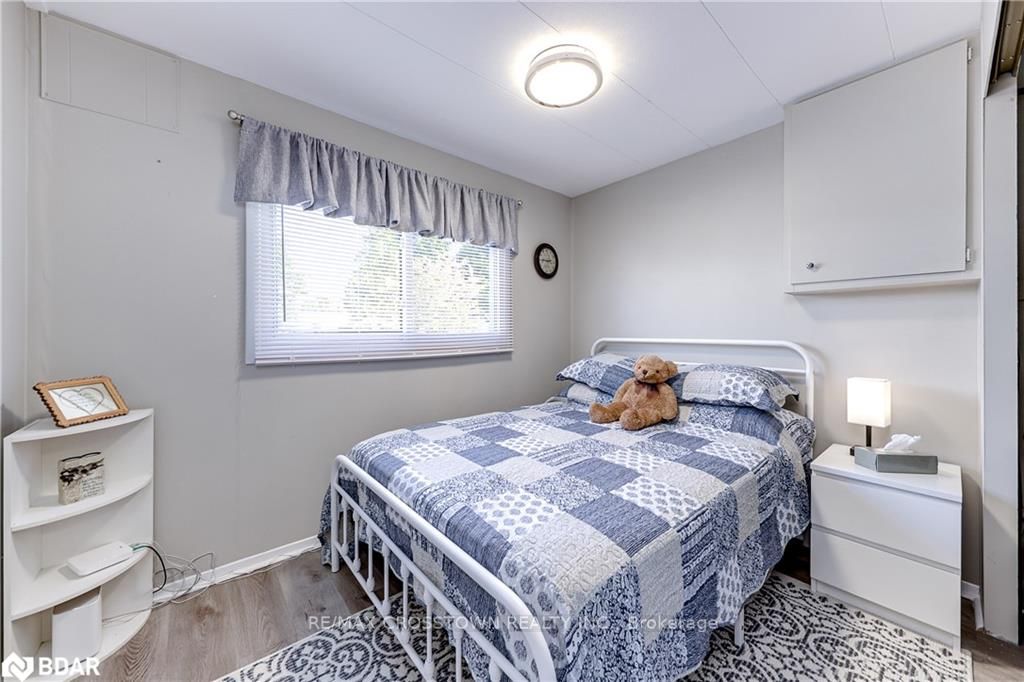 39 Flora Dr