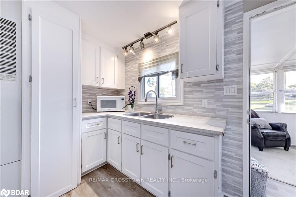 39 Flora Dr