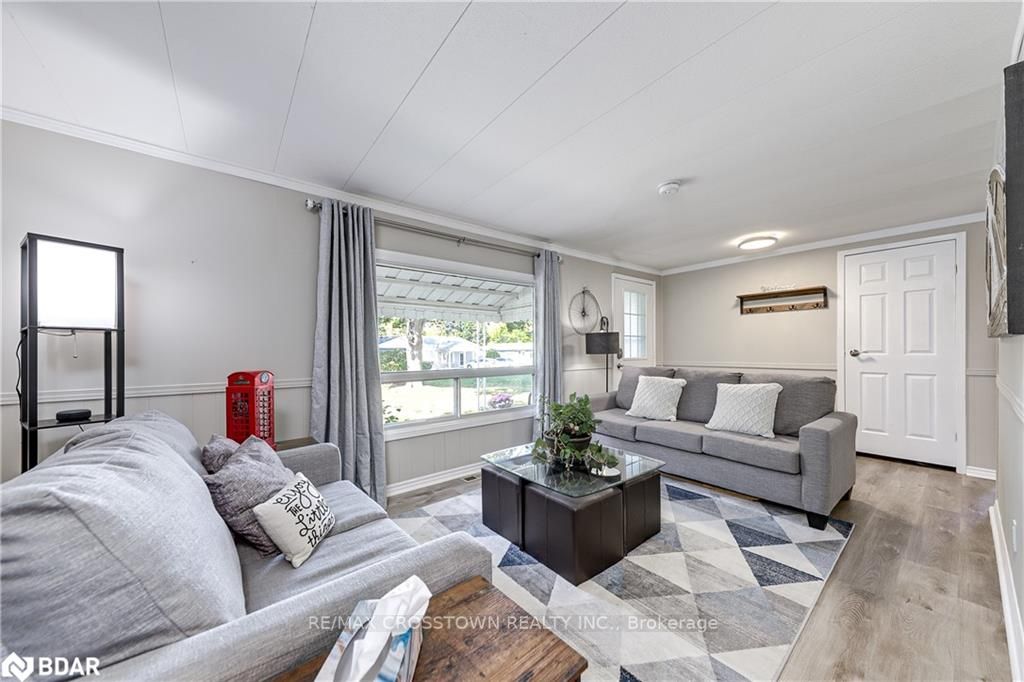 39 Flora Dr