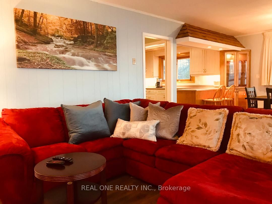 3 Lambrook Dr