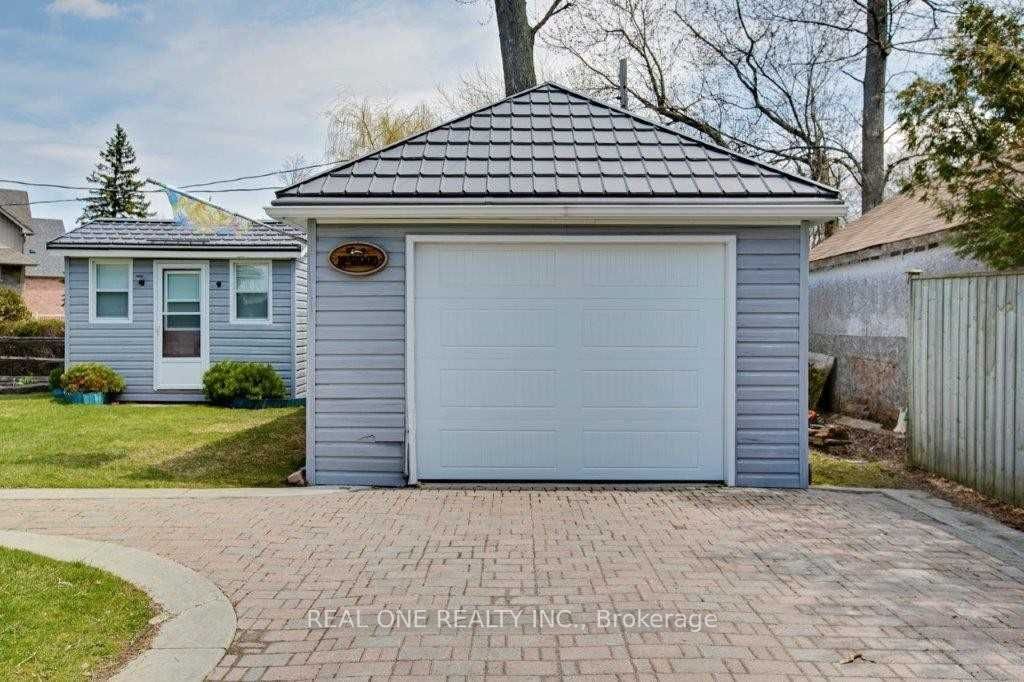 3 Lambrook Dr