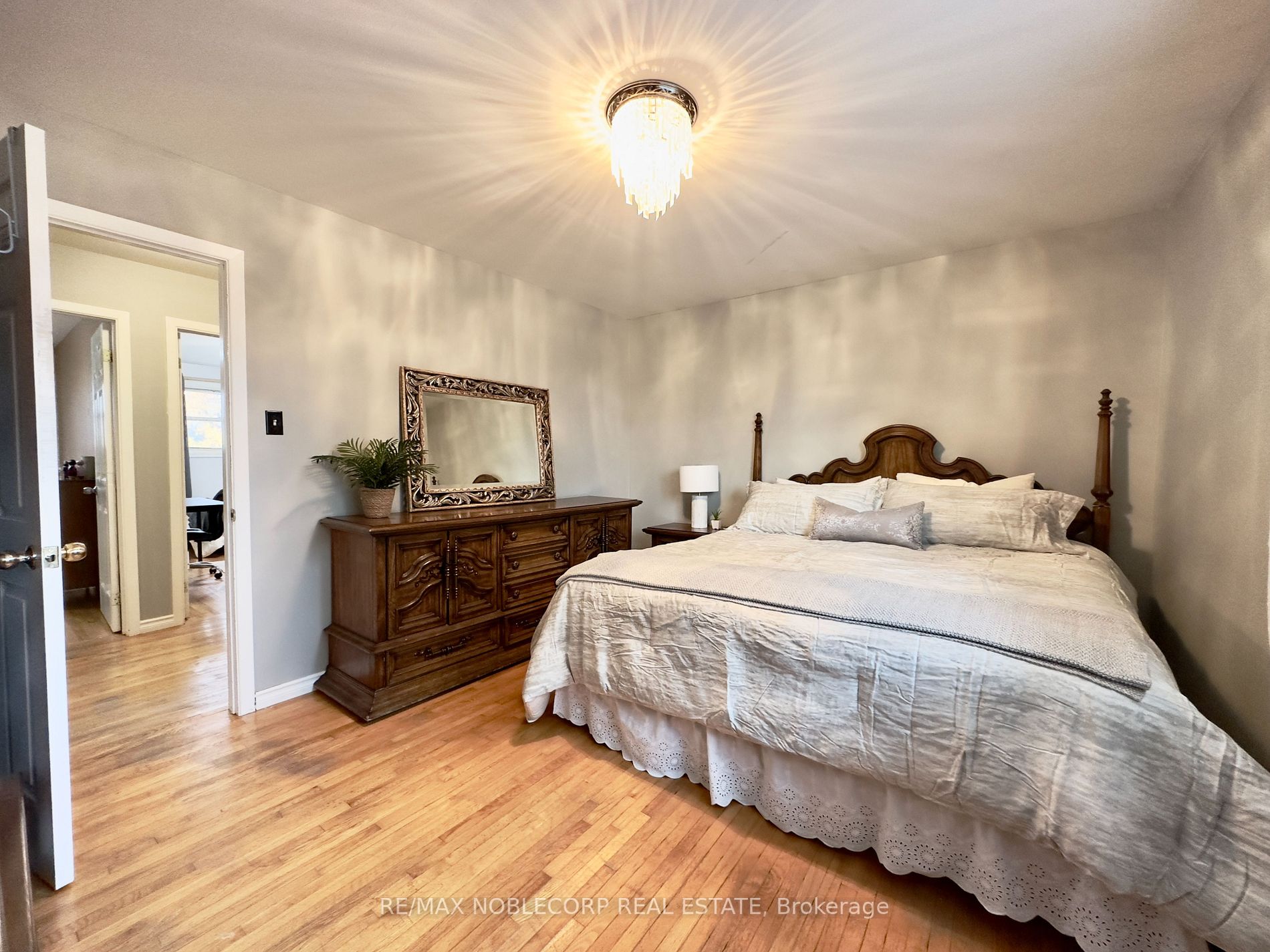 39 Maple Ave W