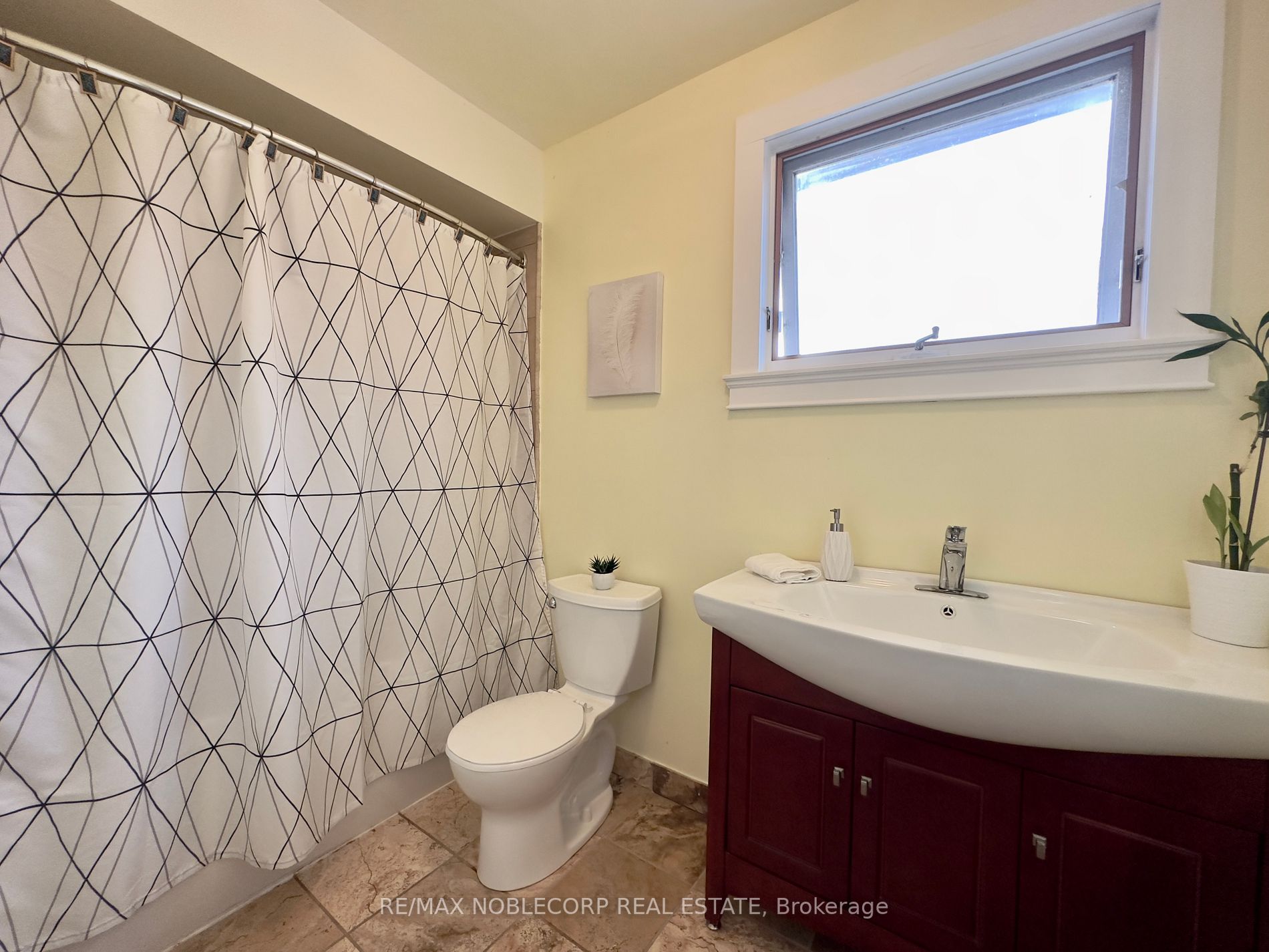 39 Maple Ave W