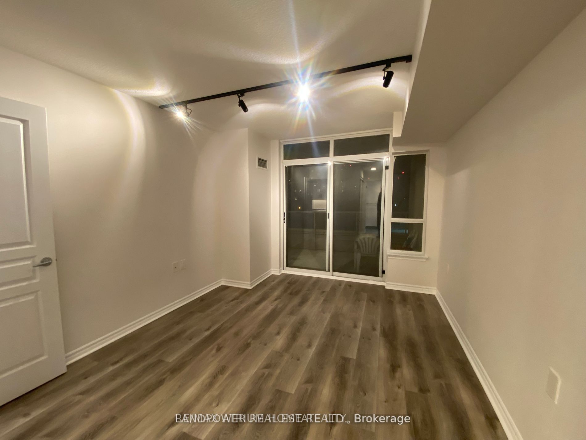 9015 Leslie St, #318