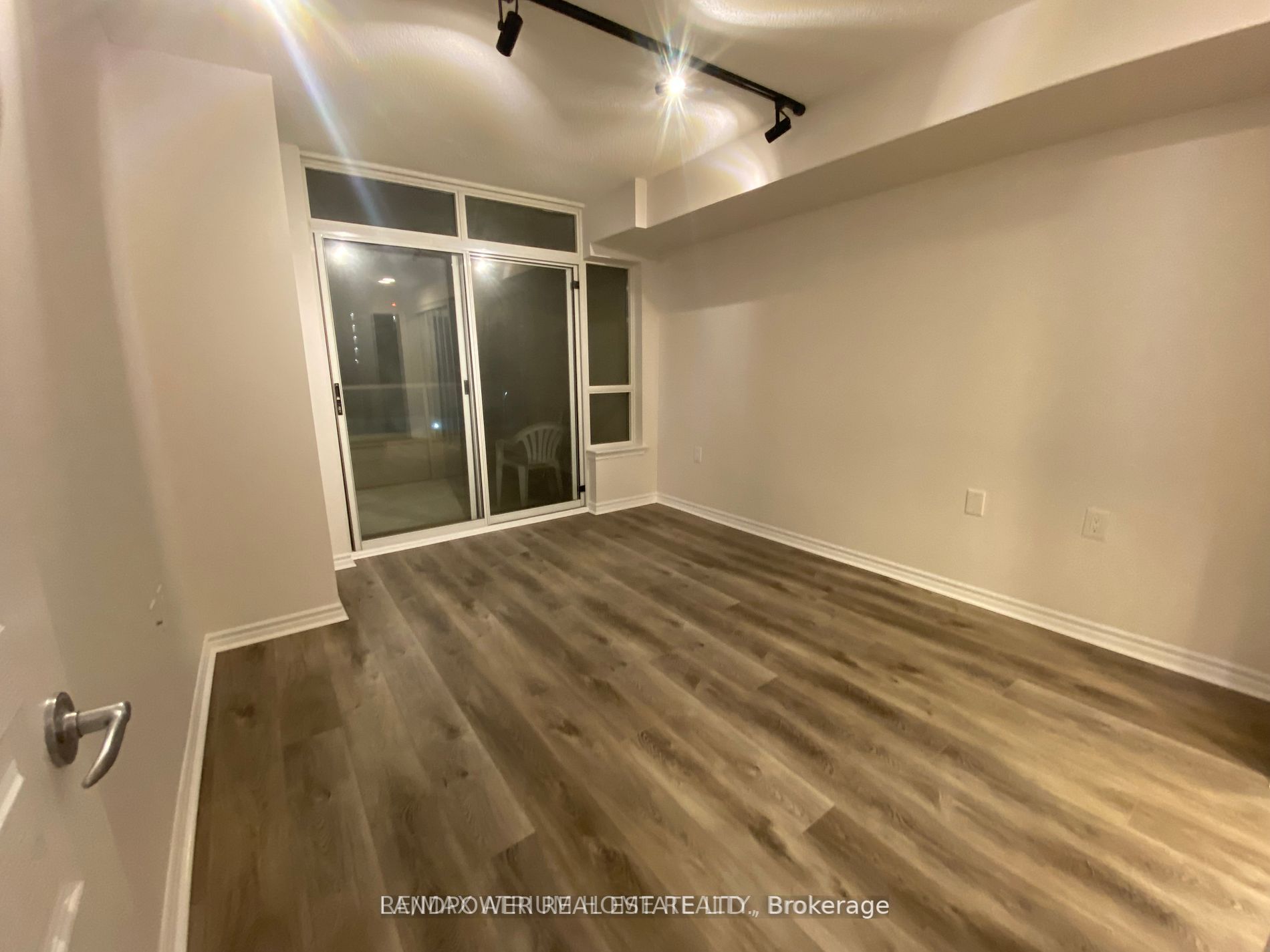 9015 Leslie St, #318