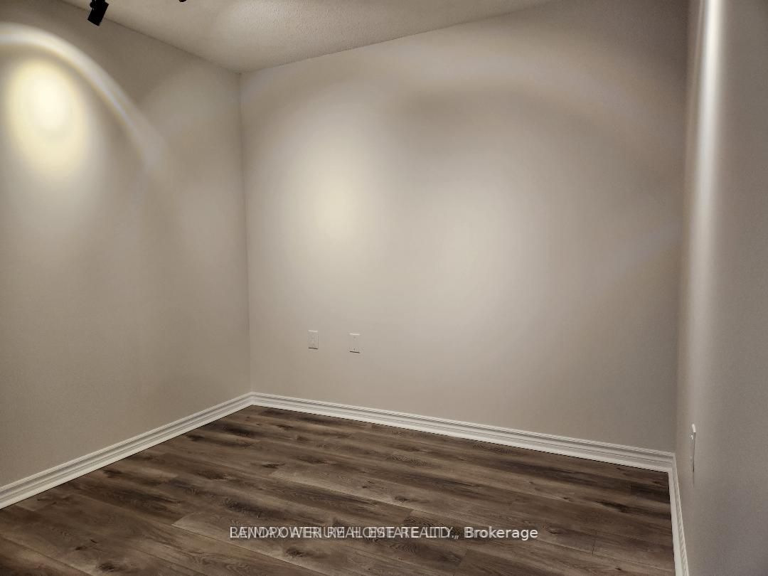 9015 Leslie St, #318