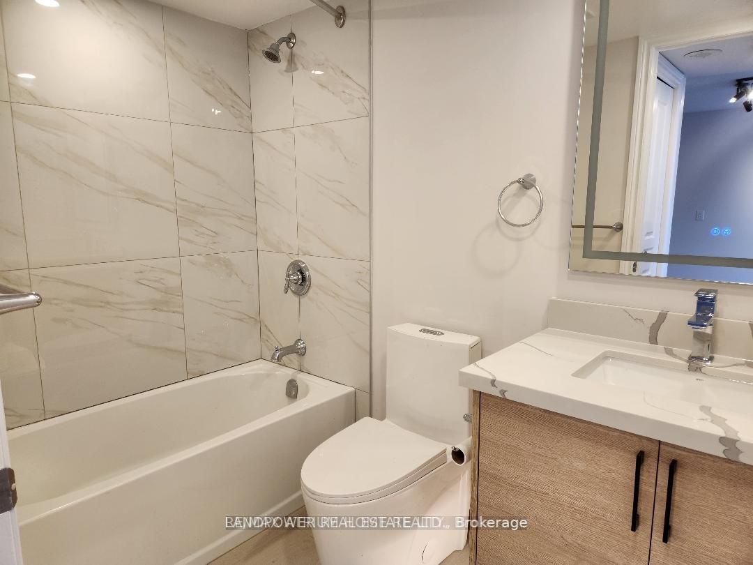 9015 Leslie St, #318