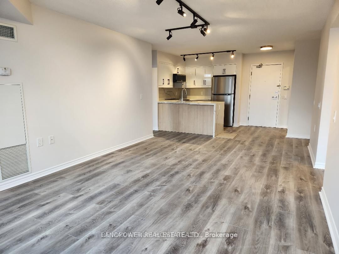 9015 Leslie St, #318