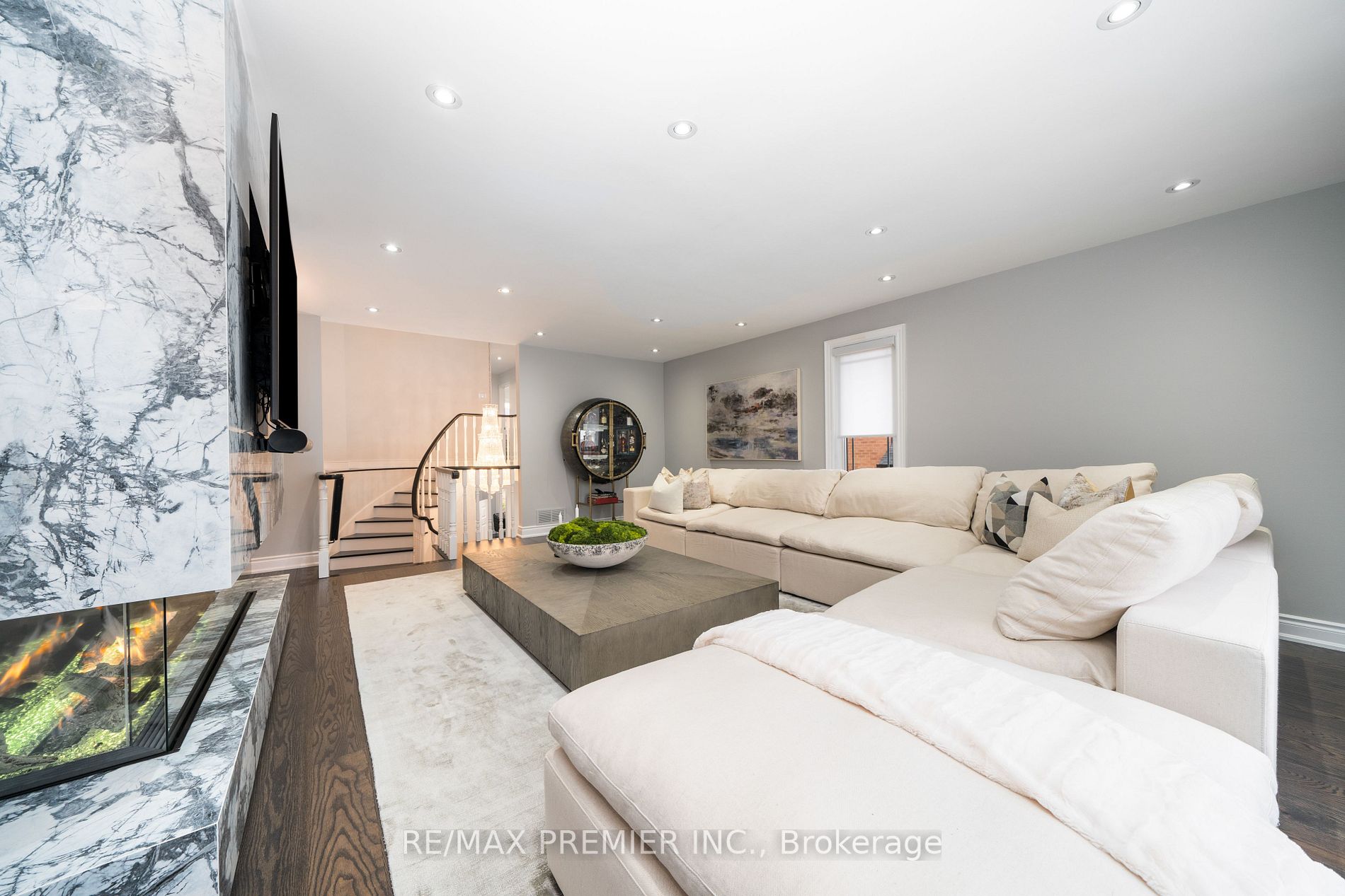 82 Royal Garden Blvd