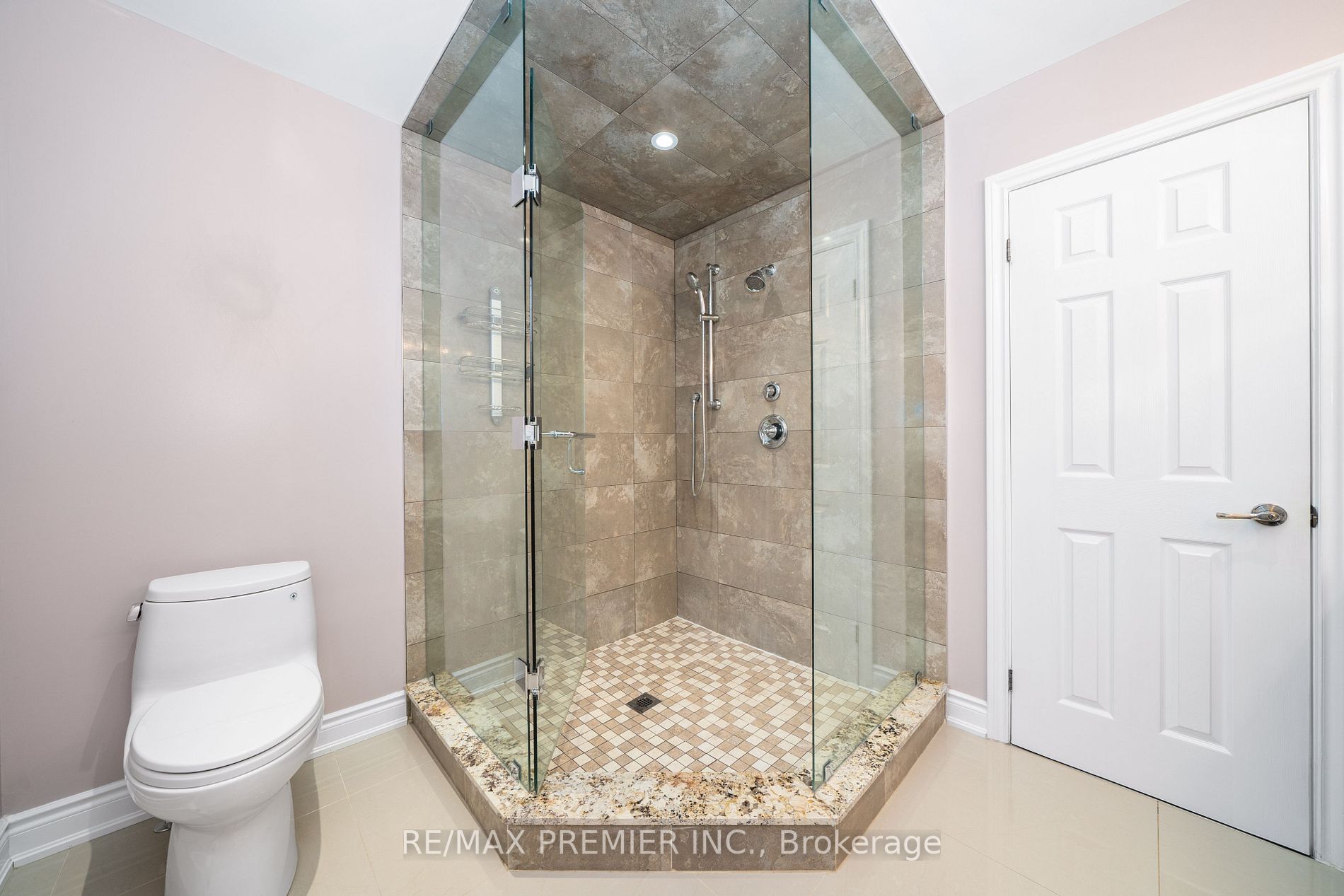82 Royal Garden Blvd