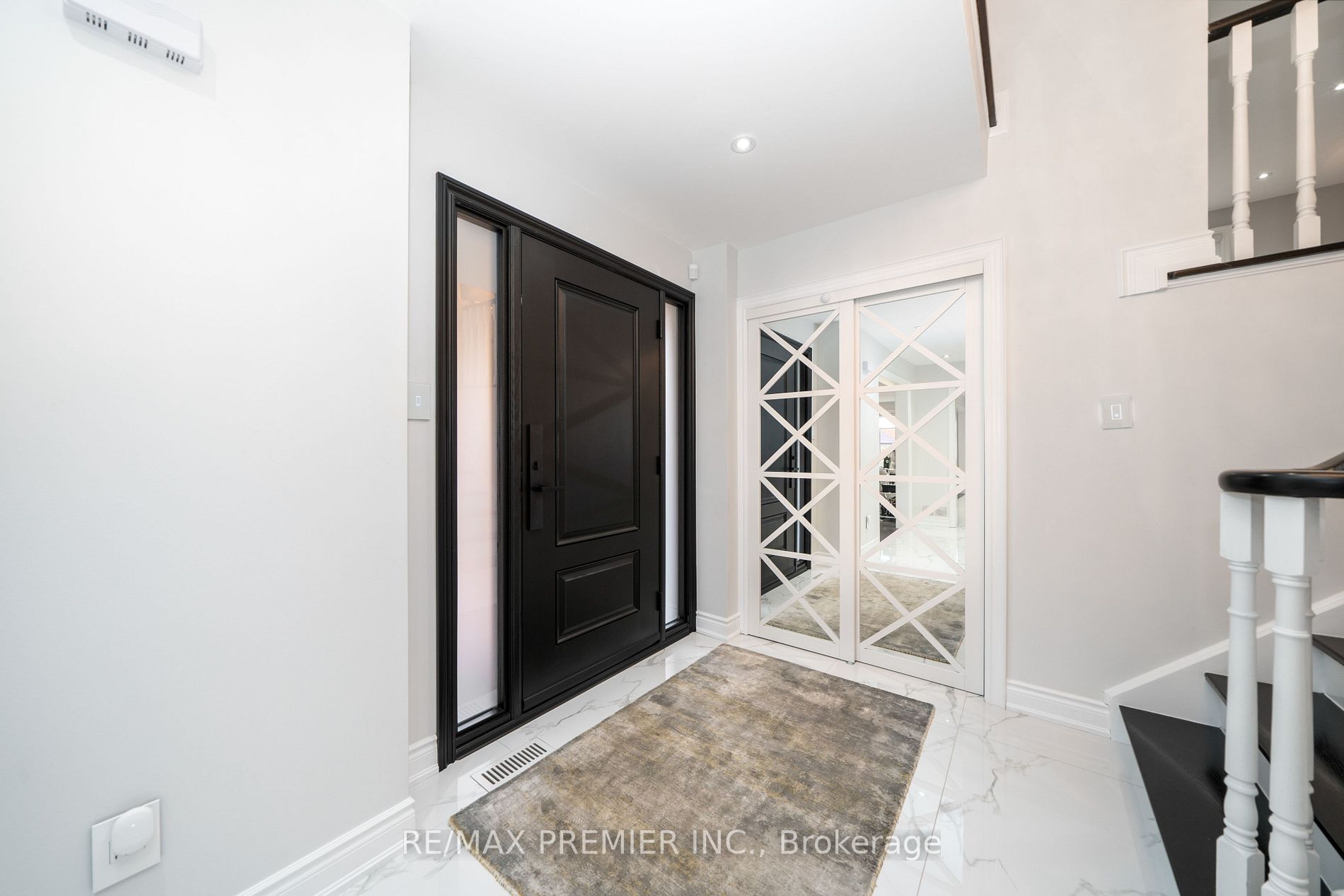82 Royal Garden Blvd