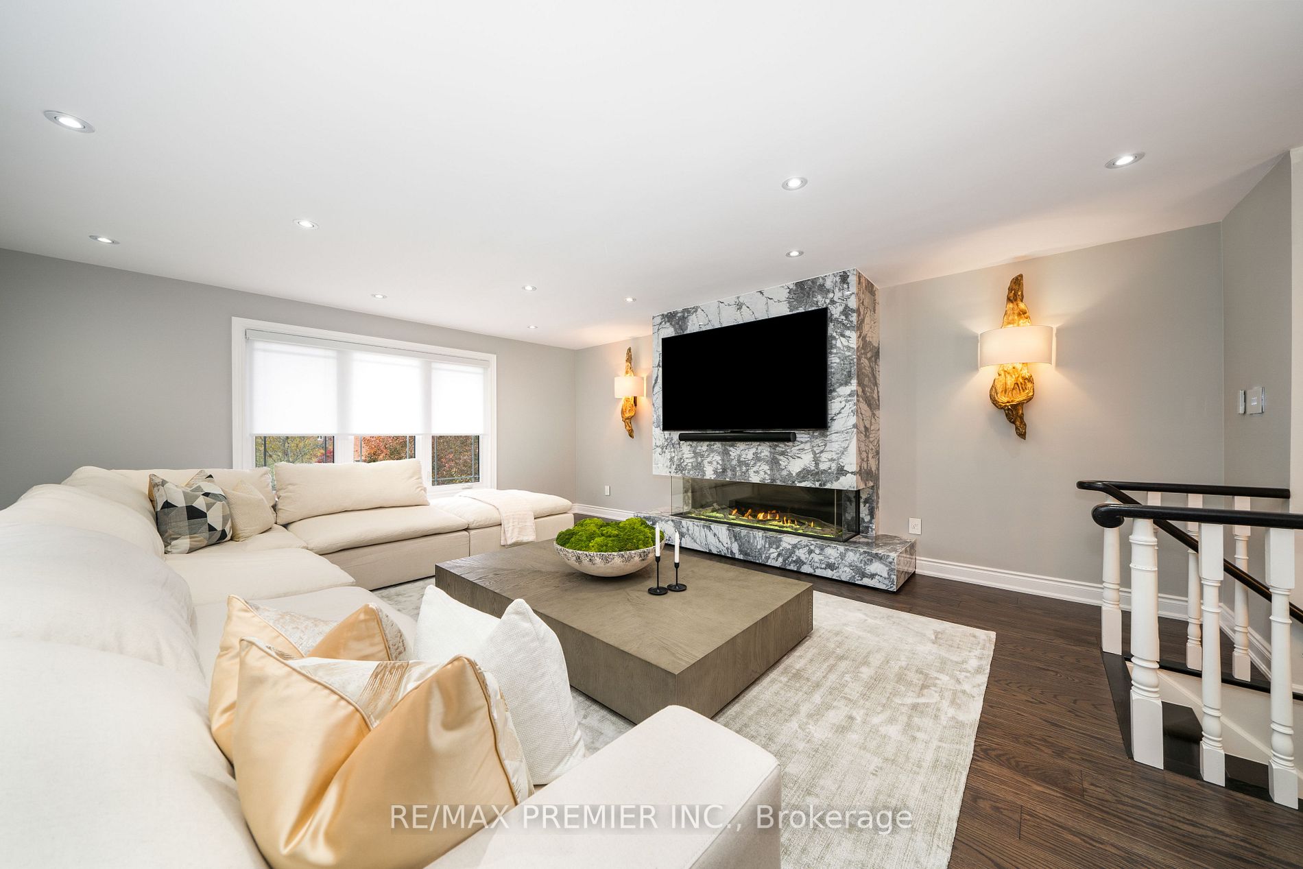 82 Royal Garden Blvd
