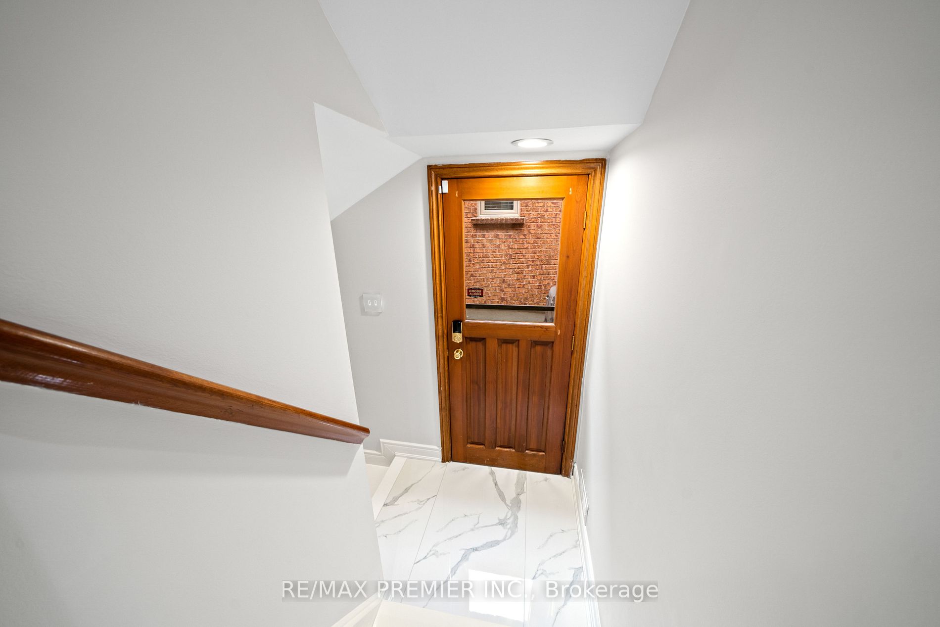 82 Royal Garden Blvd