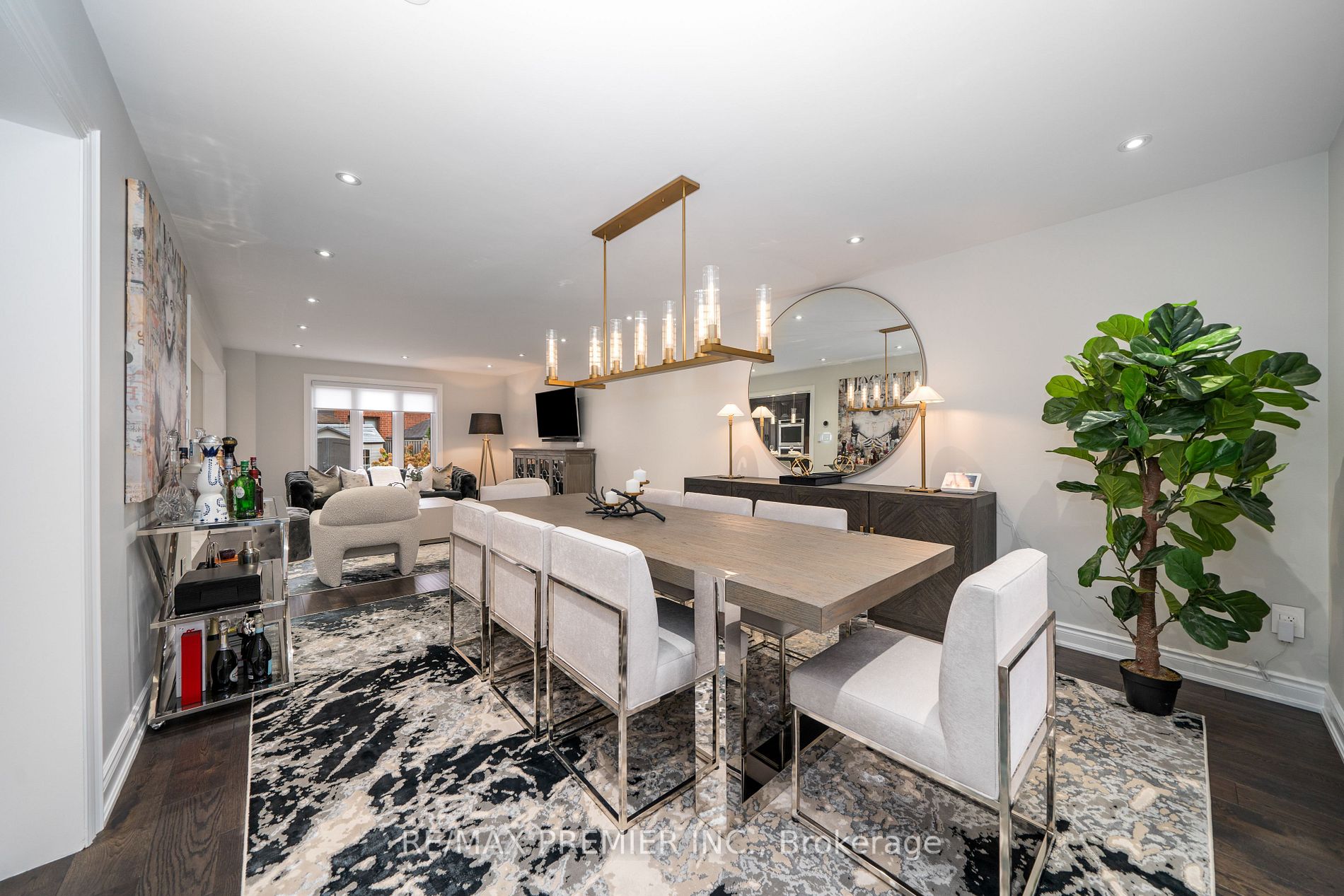82 Royal Garden Blvd
