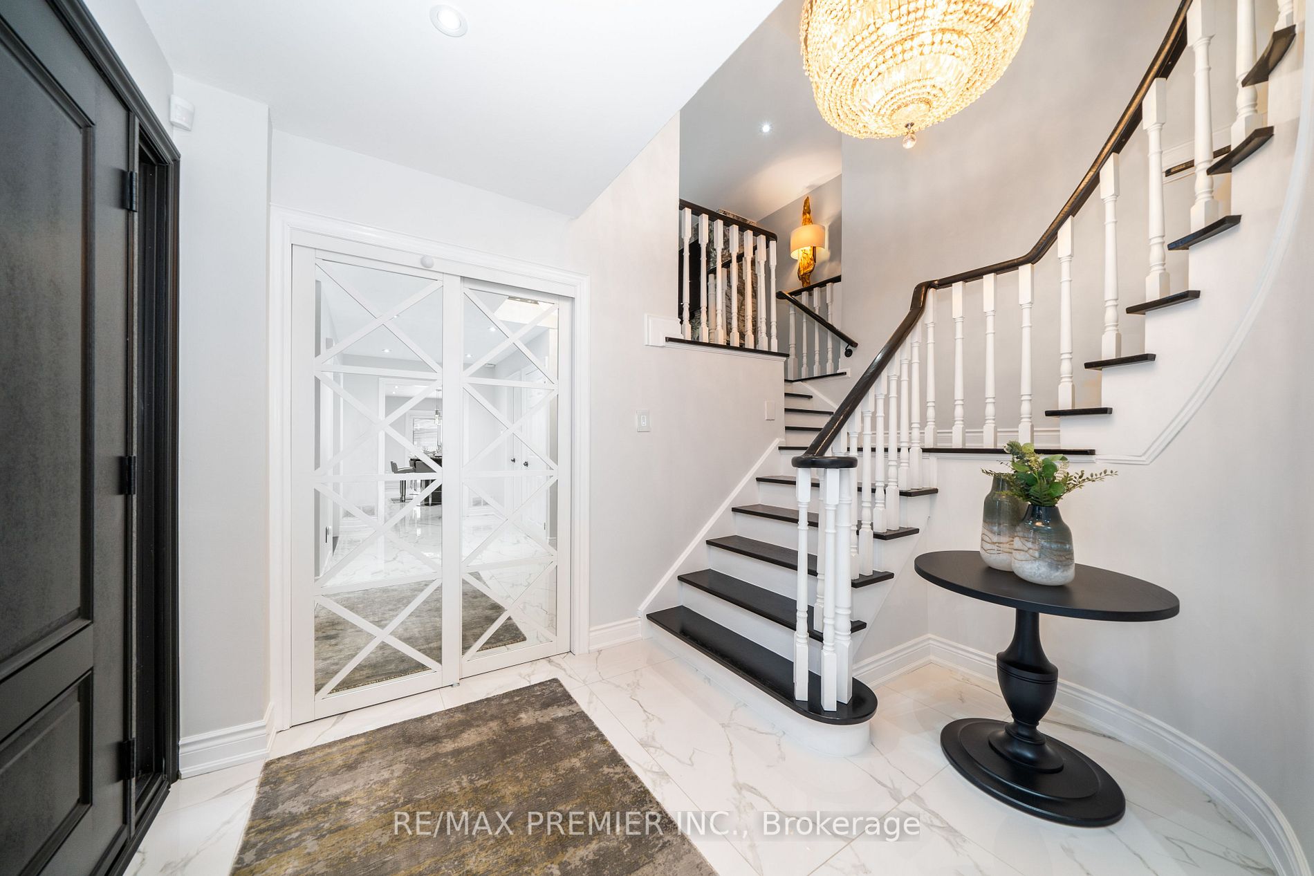 82 Royal Garden Blvd