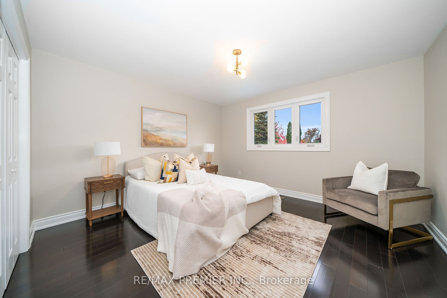 82 Royal Garden Blvd