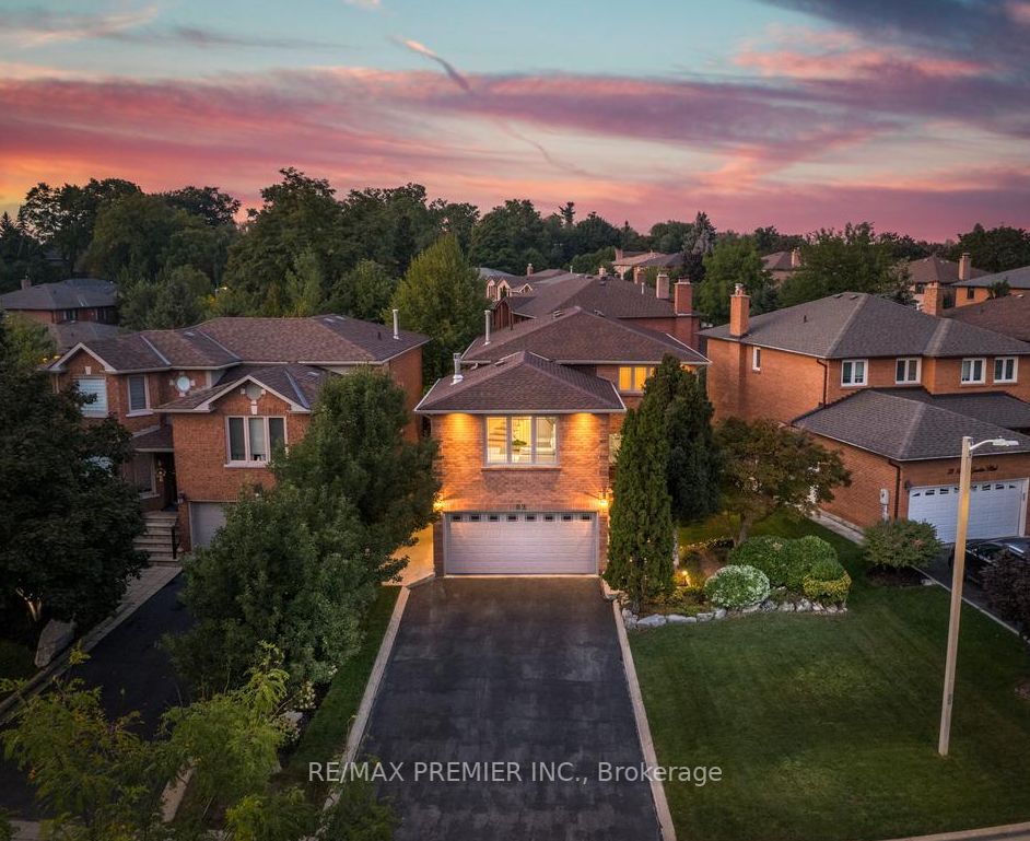 82 Royal Garden Blvd