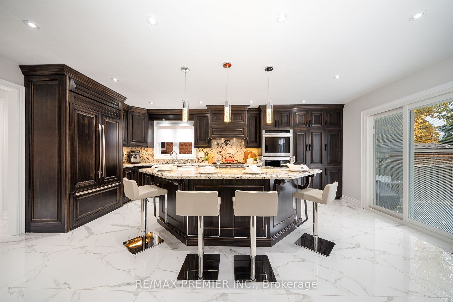 82 Royal Garden Blvd