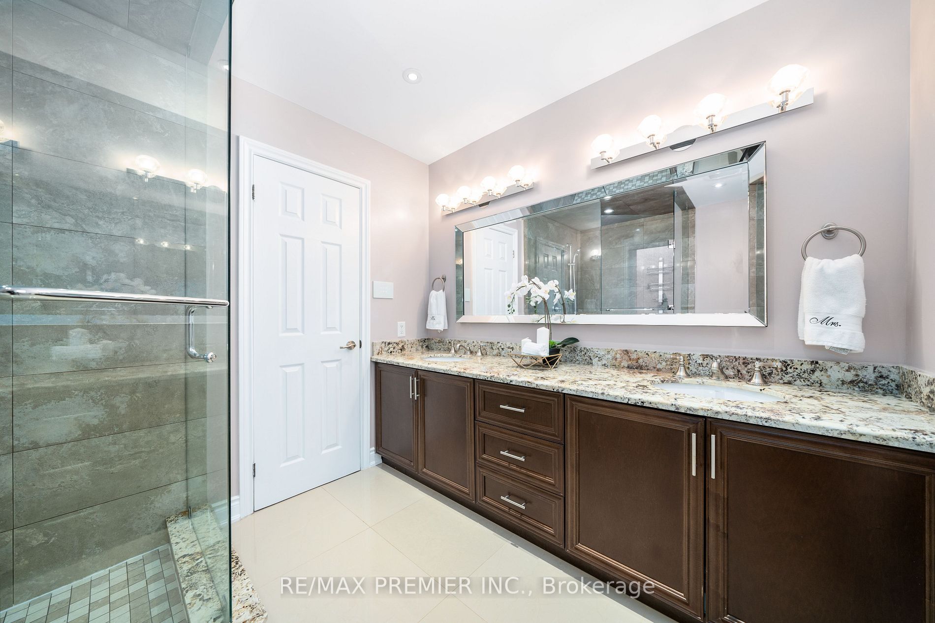 82 Royal Garden Blvd
