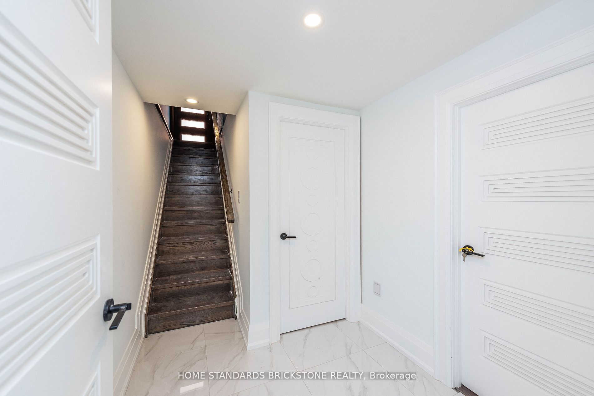 833 Lockwood Circ