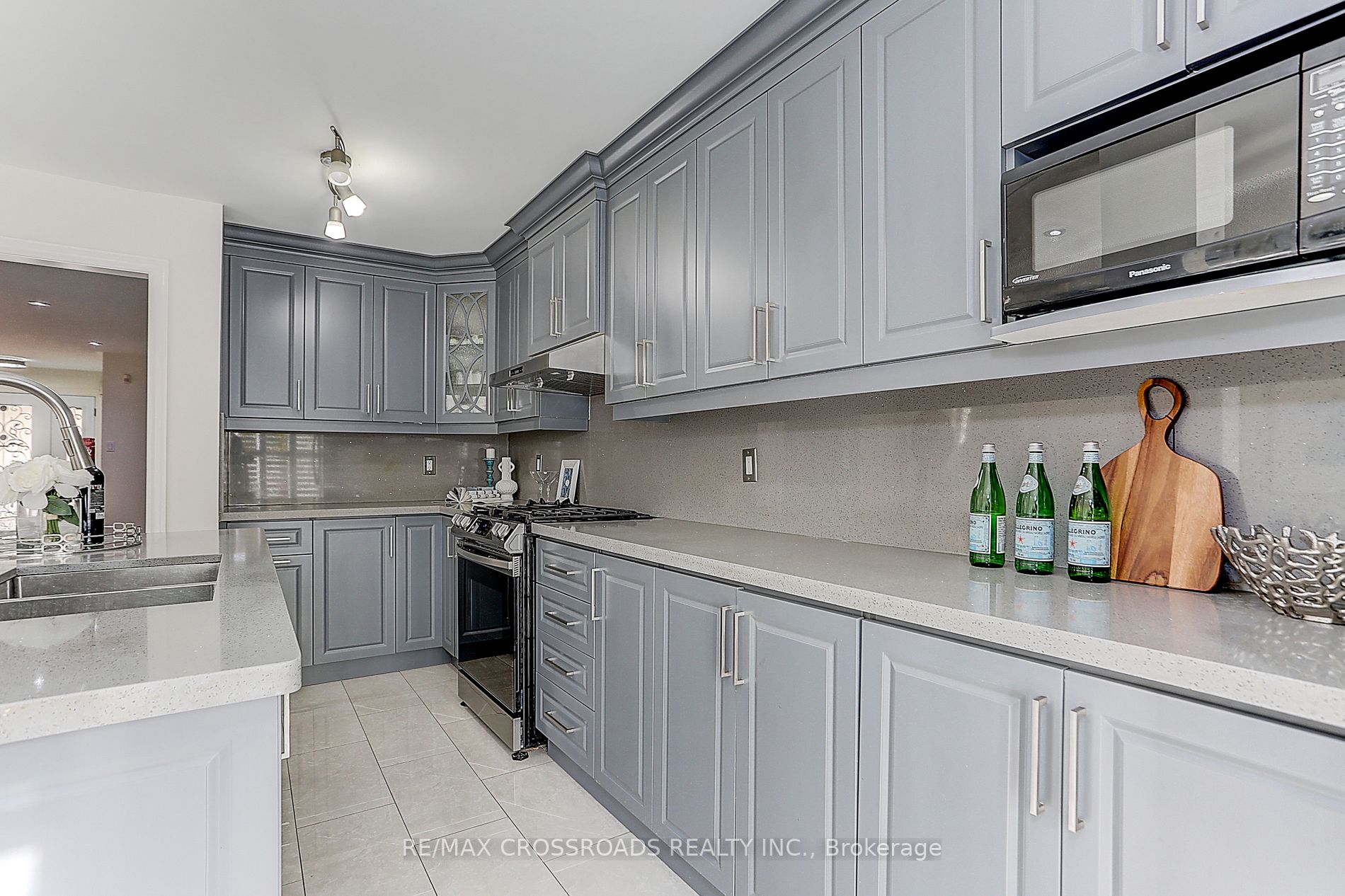 271 Hollandview Tr