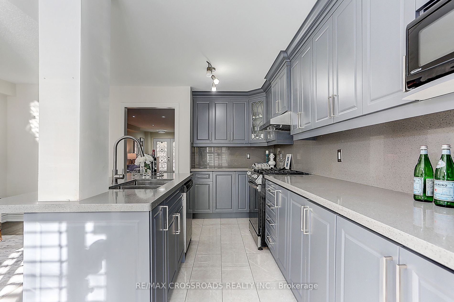 271 Hollandview Tr