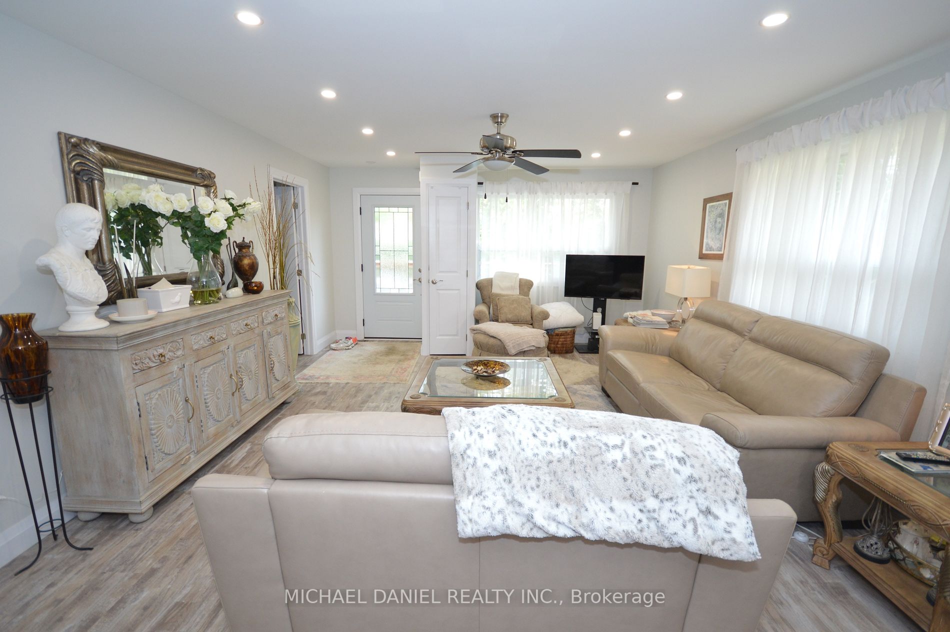 882 Kennedy Rd