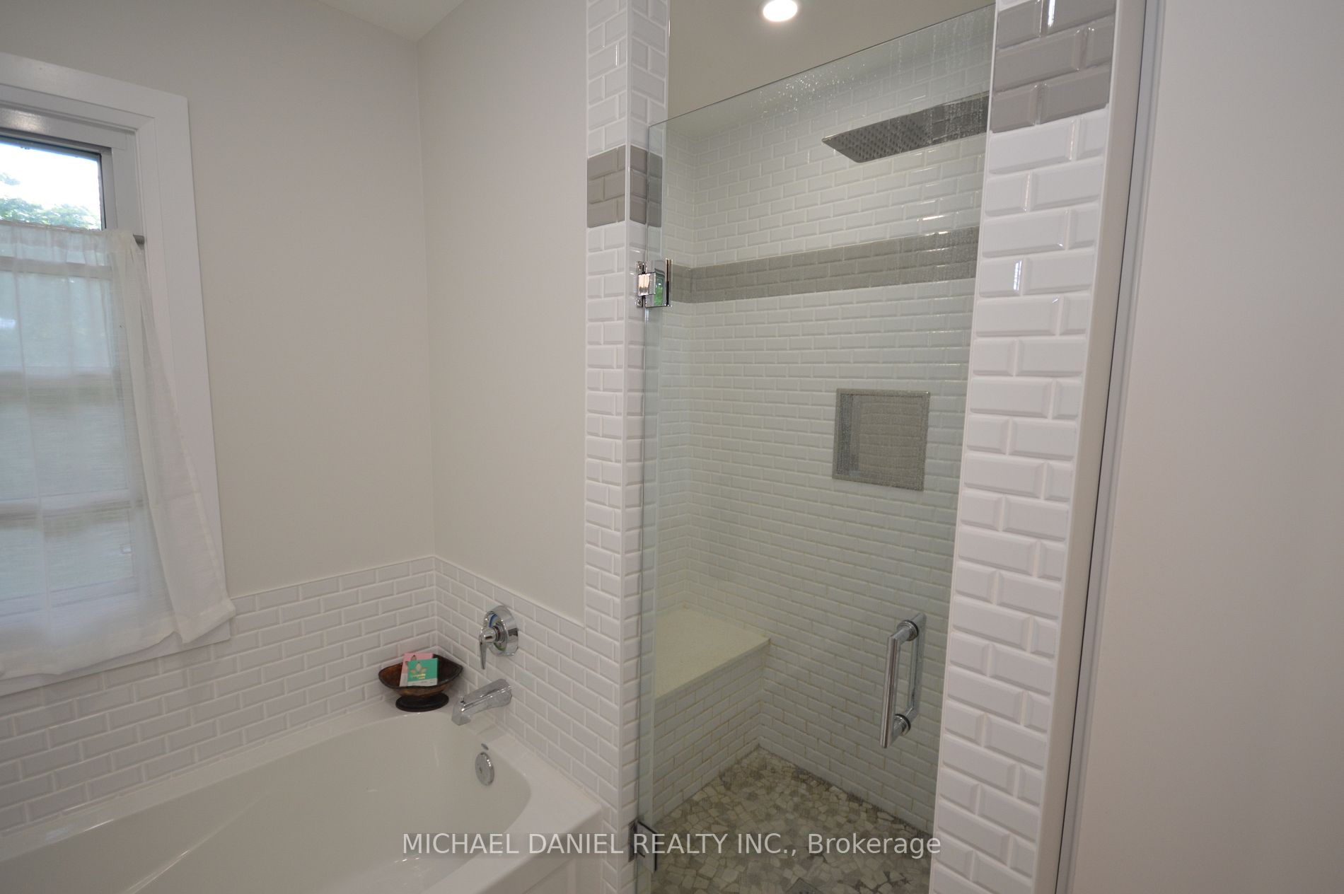 882 Kennedy Rd